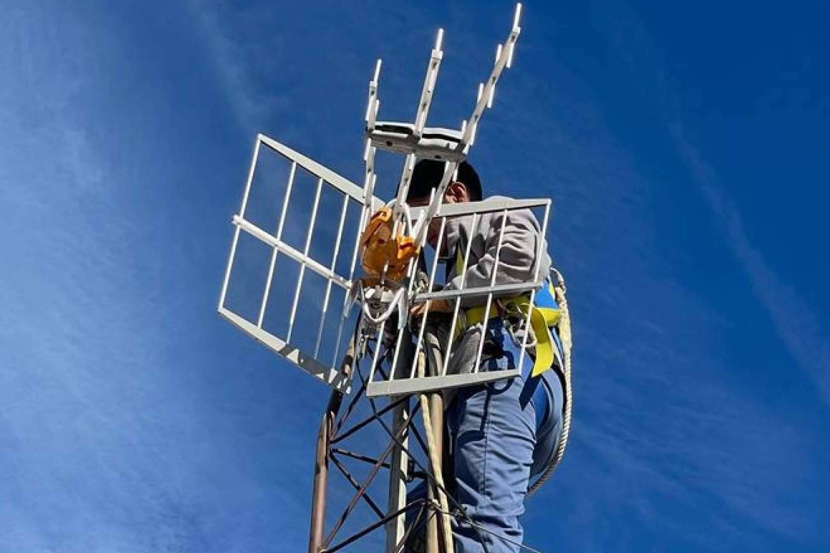 Savelec asegura la instalación eficiente de antenas parabólicas con antenistas en Valencia