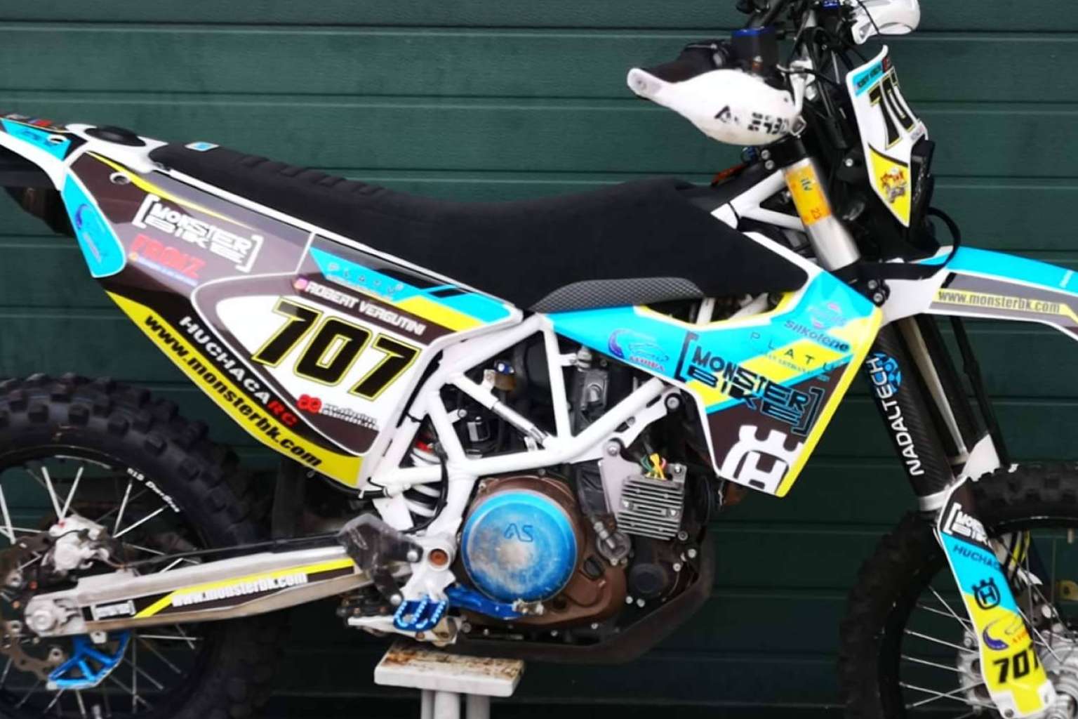 Nuevos diseños y materiales para motos off-road en ADHESIVOSEMBARRADOS