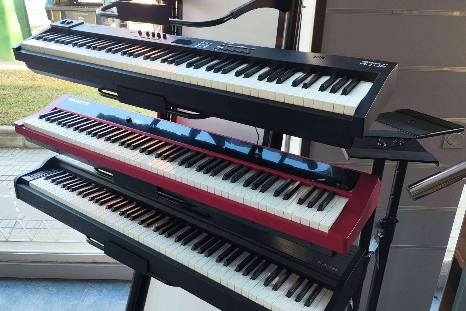 Compartir momentos melódicos con el teclado de un piano de Promúsica