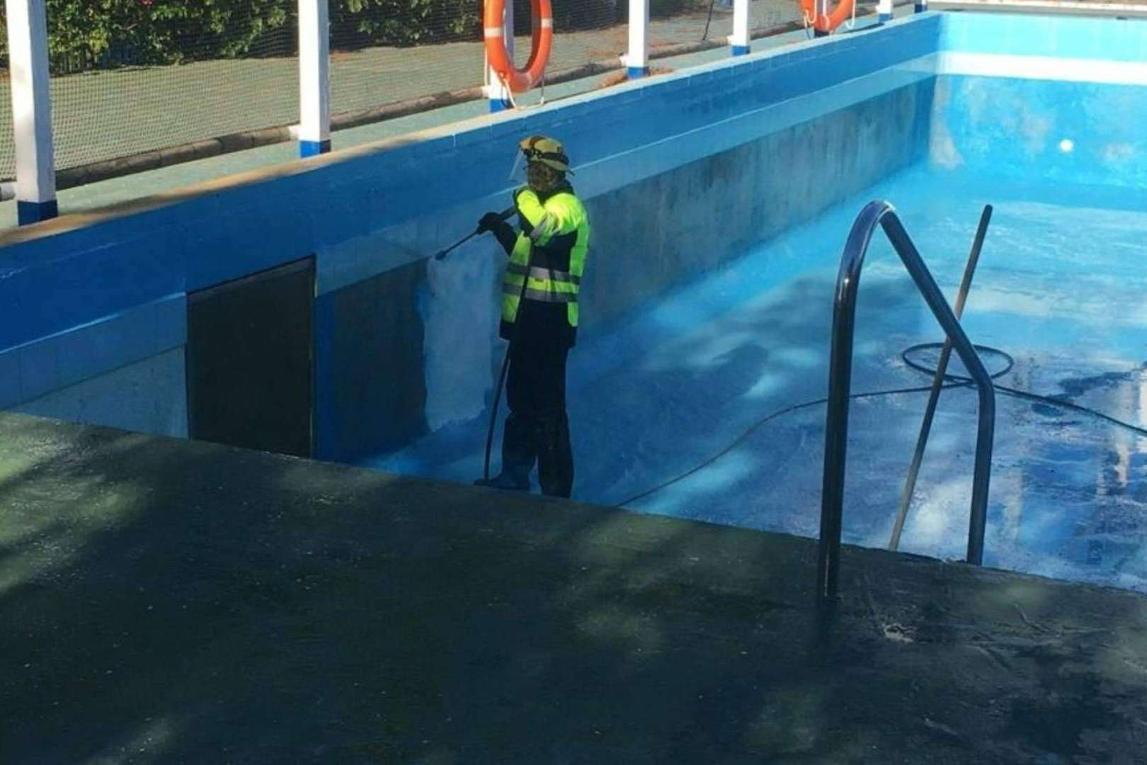 Mantenimiento de piscinas con limpieza de vapor a alta presión, la apuesta de Galvañ Lacados
