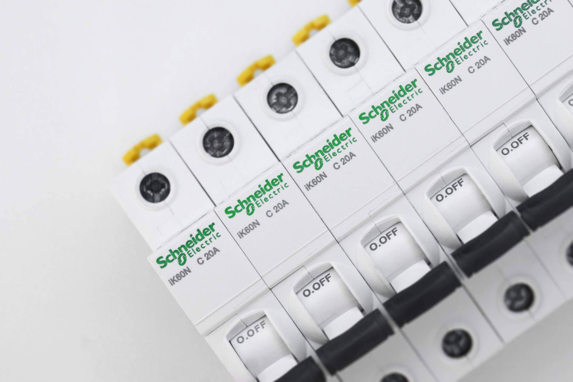 Cadenza Electric impulsa el acceso a material eléctrico Schneider Electric con precios atractivos