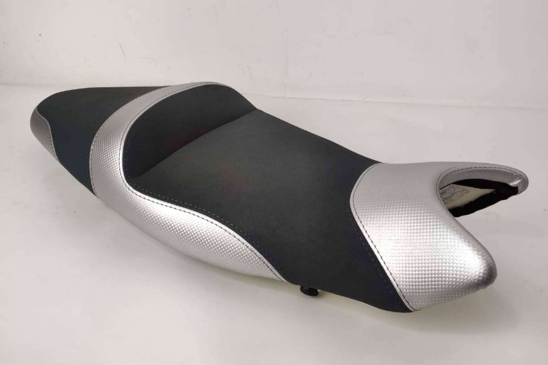Tapizado de asientos de moto sin salir de casa, JM Fundas apuesta por la personalización online