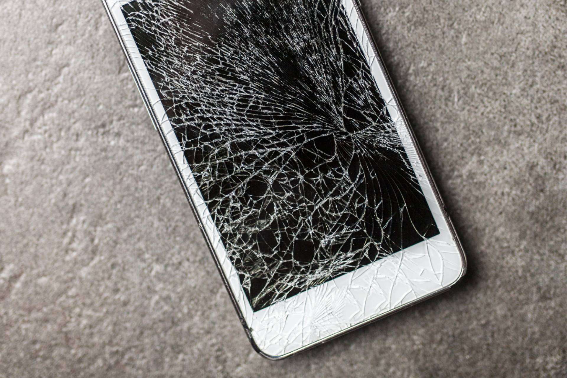 Más que una grieta; cómo una pantalla dañada afecta el rendimiento del iPhone
