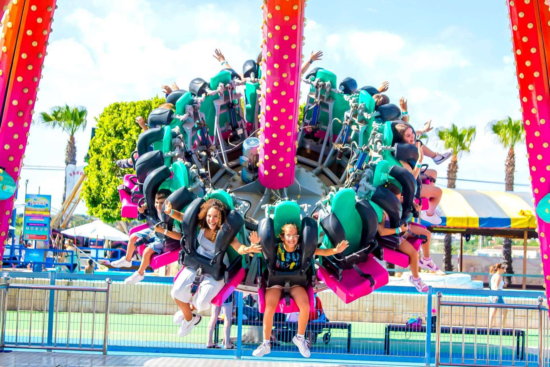Fiesta, color y entretenimiento en la nueva temporada de Carnaval de Pola Park