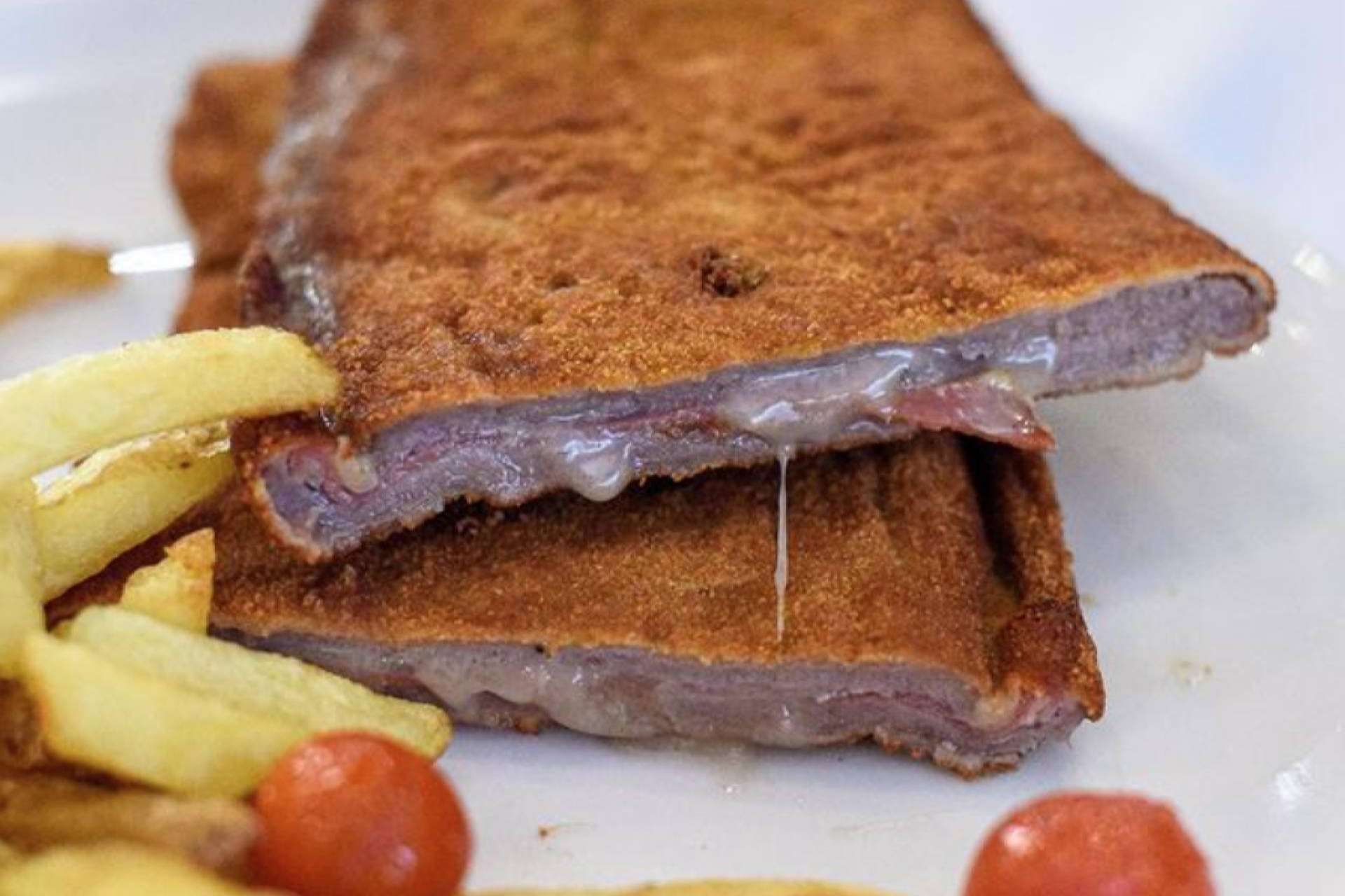 Tradición y sabor, el cachopo de Pasa Tapas en Barcelona