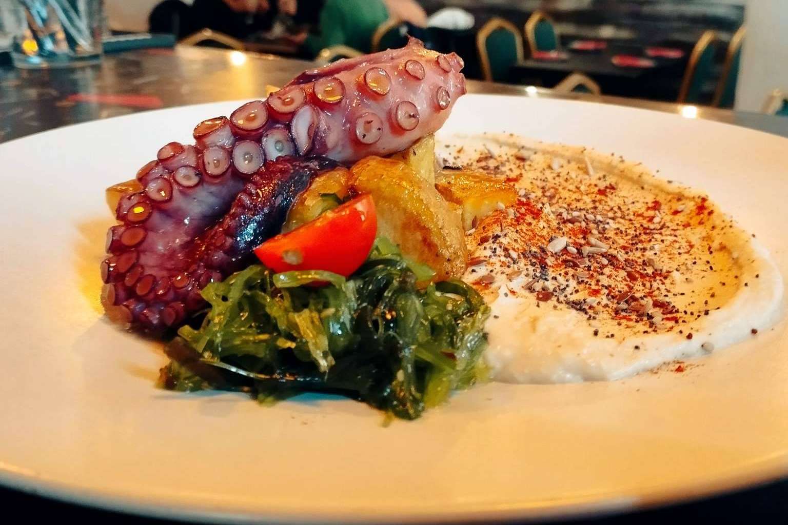 El Gastronauta refuerza su posición en Málaga con su innovadora gastronomía y su oferta de paellas y tapas