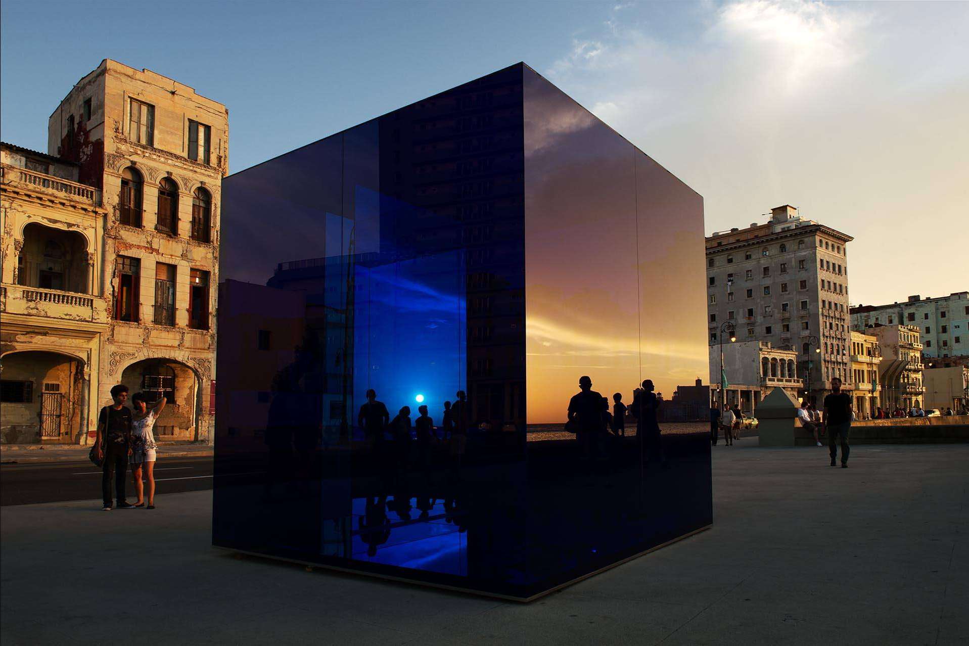 Cubo Azul de Rachel Valdés, una experiencia sensorial que desafía la percepción