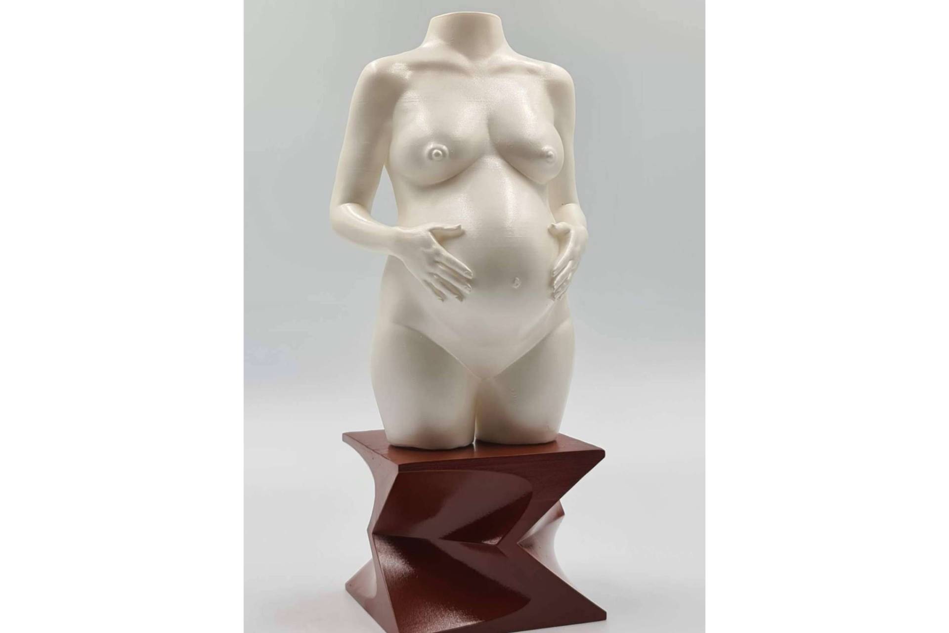 Una escultura del embarazo, el regalo para embarazada que perdura en el tiempo