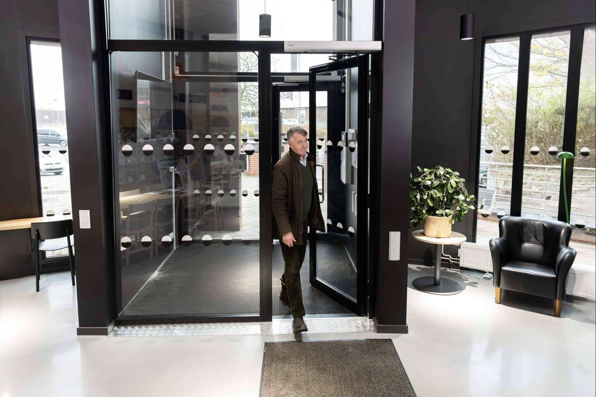La accesibilidad en comunidades de propietarios pasa por la automatización de puertas