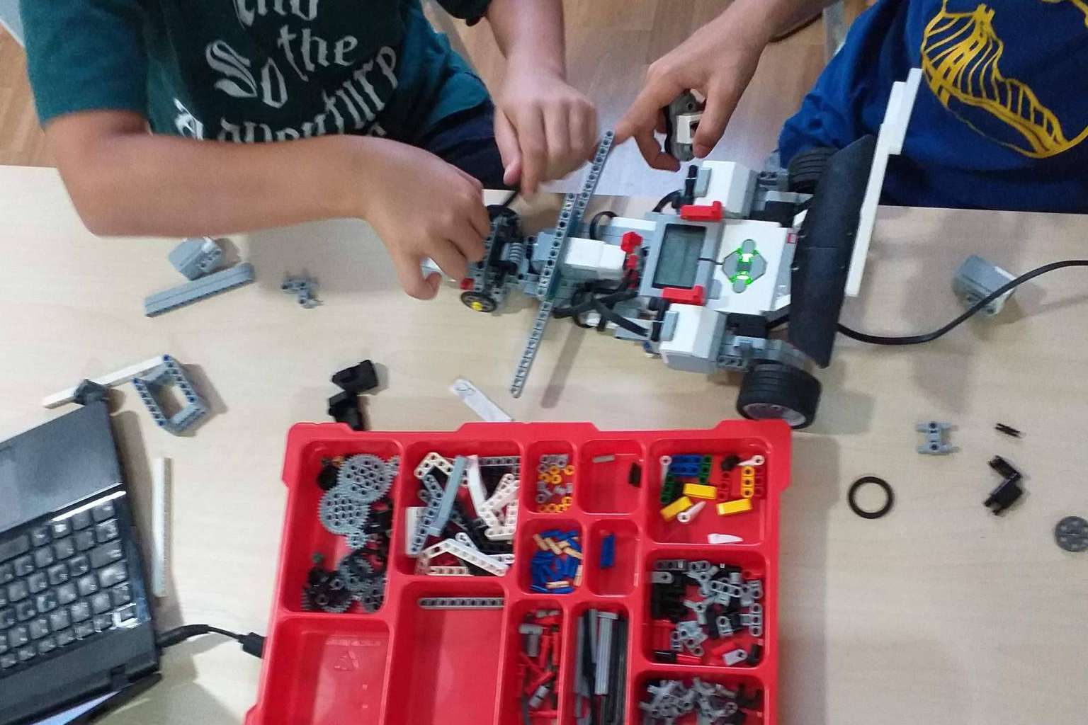 Matiks lanza casales de verano para fomentar la educación científica en Barcelona