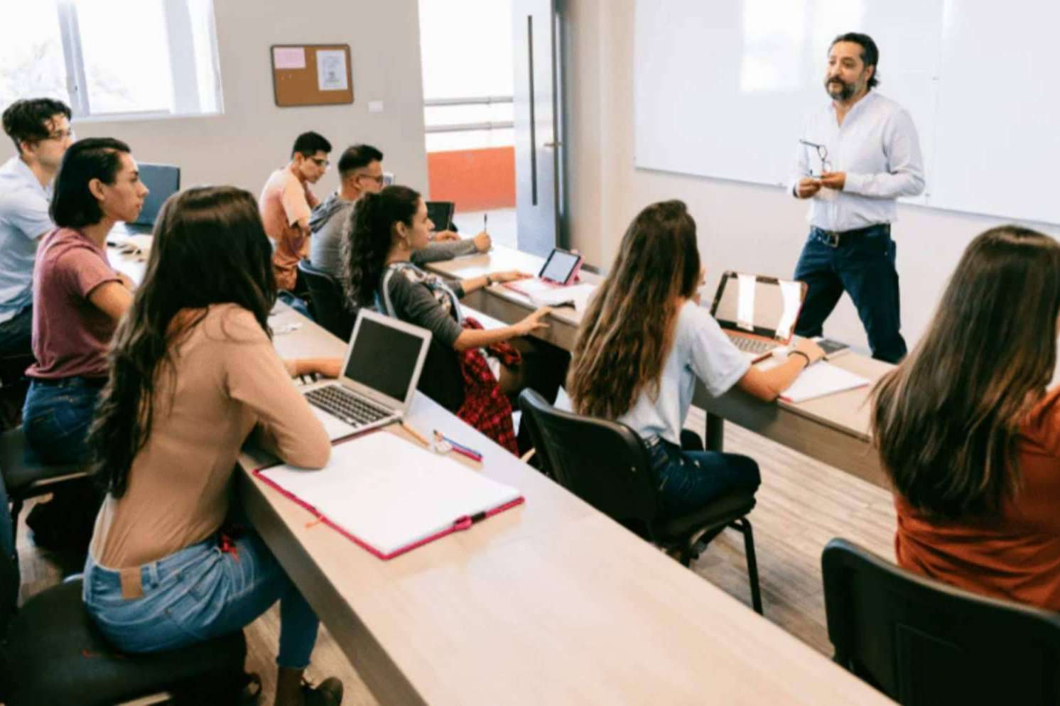 Los estudiantes españoles alargan más la financiación de los programas de formación no reglada que la de los títulos oficiales, según un estudio de Aplazame