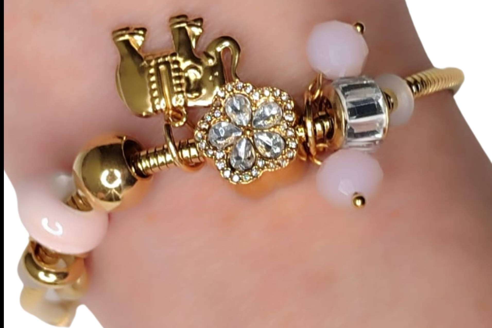 Estiloneu anticipa las tendencias del verano en pulseras y tobilleras de bisutería