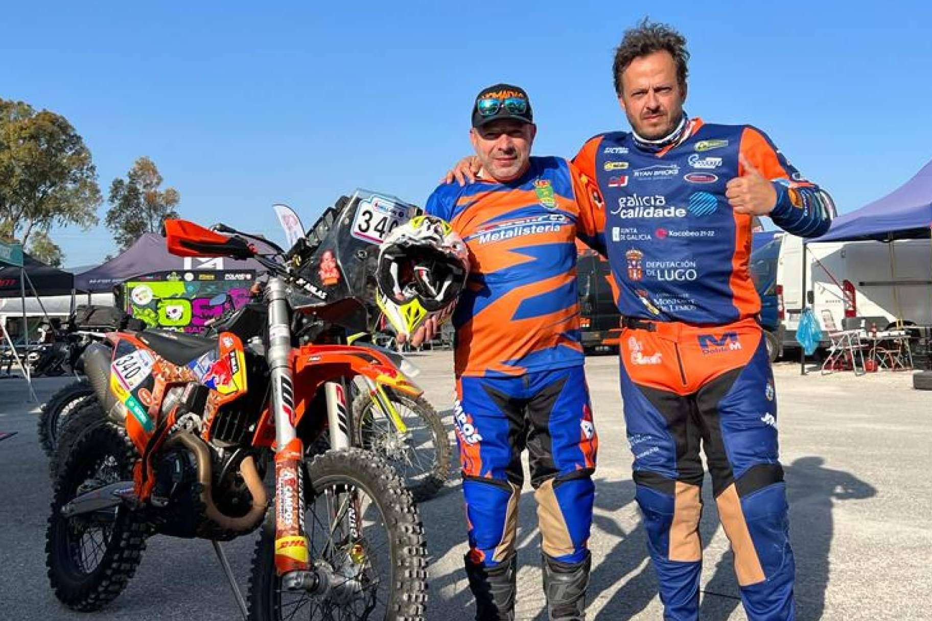 ADHESIVOSEMBARRADOS transforma la equipación de motocross en una herramienta de expresión visual