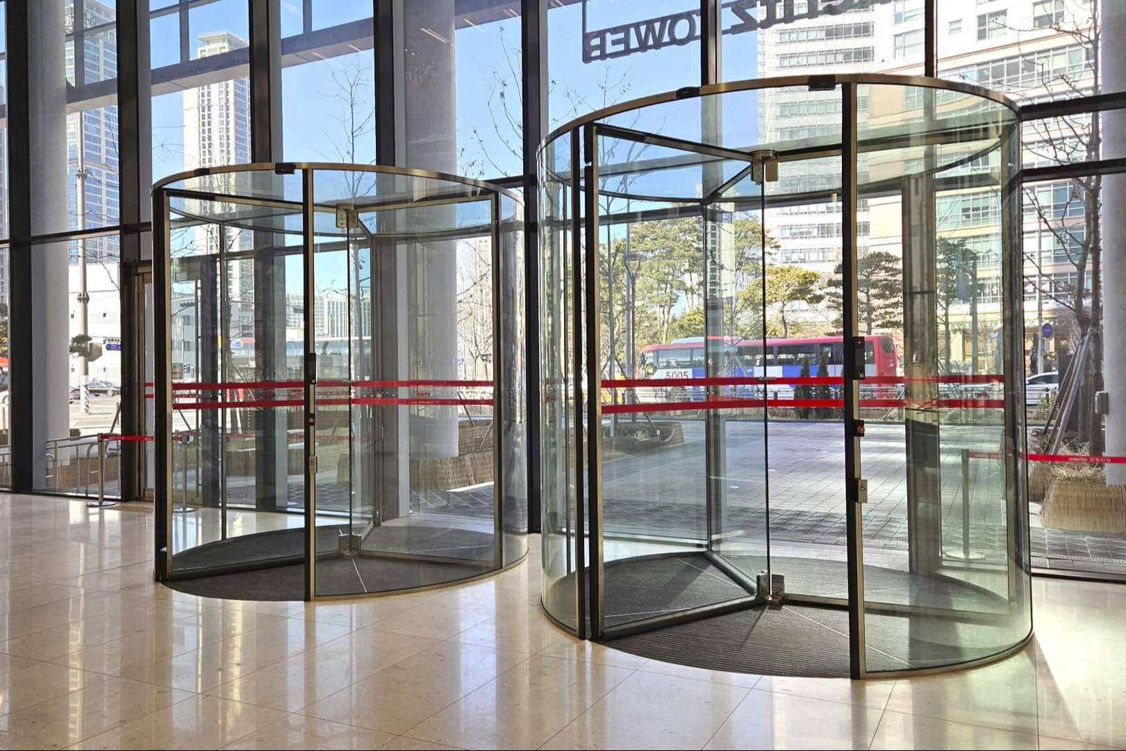 Las nuevas puertas giratorias de ASSA ABLOY para espacios modernos