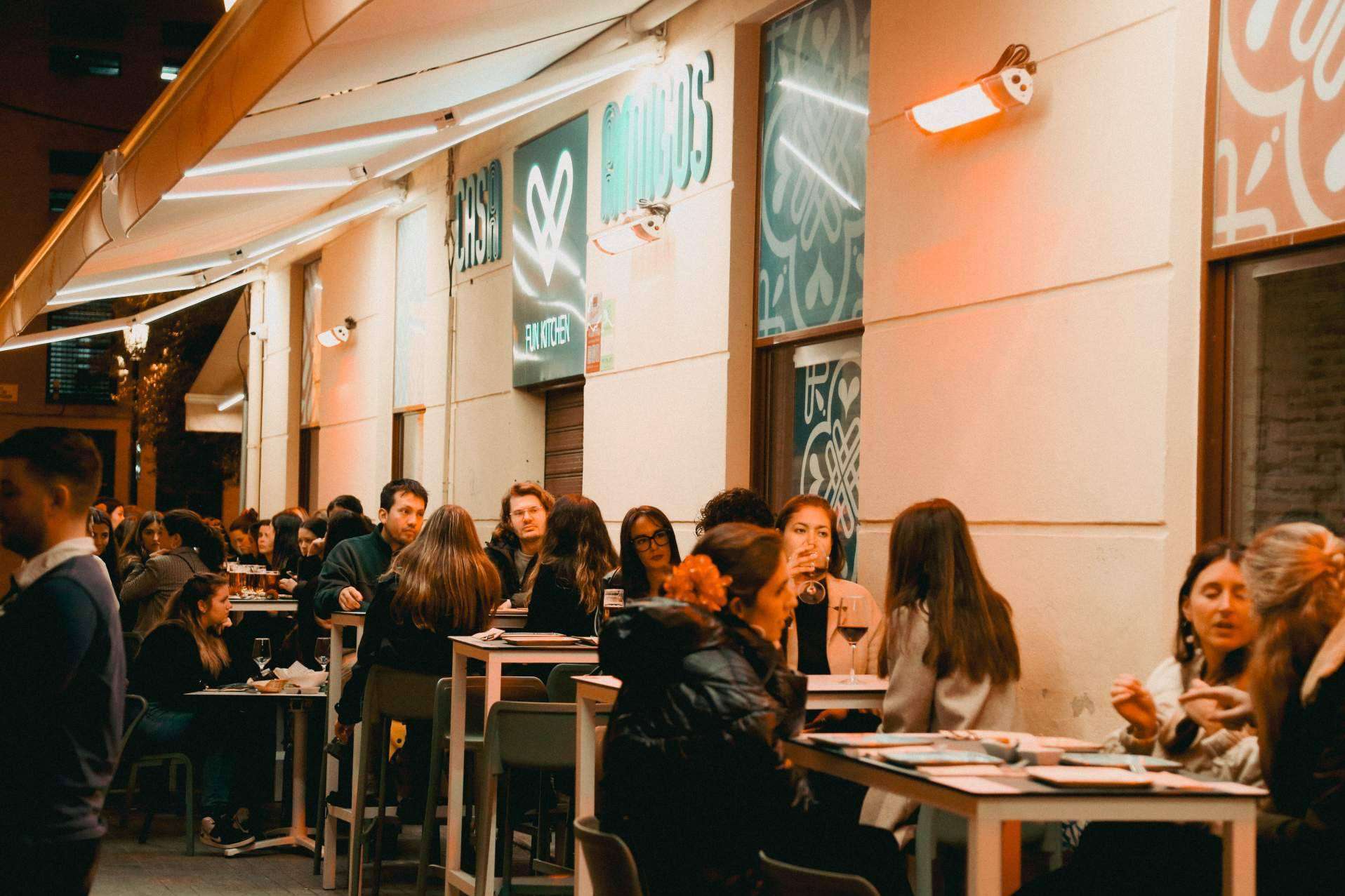 Comienzan las veladas estivales en la terraza de Casaamigos Centro con tapas, cócteles y buen ambiente