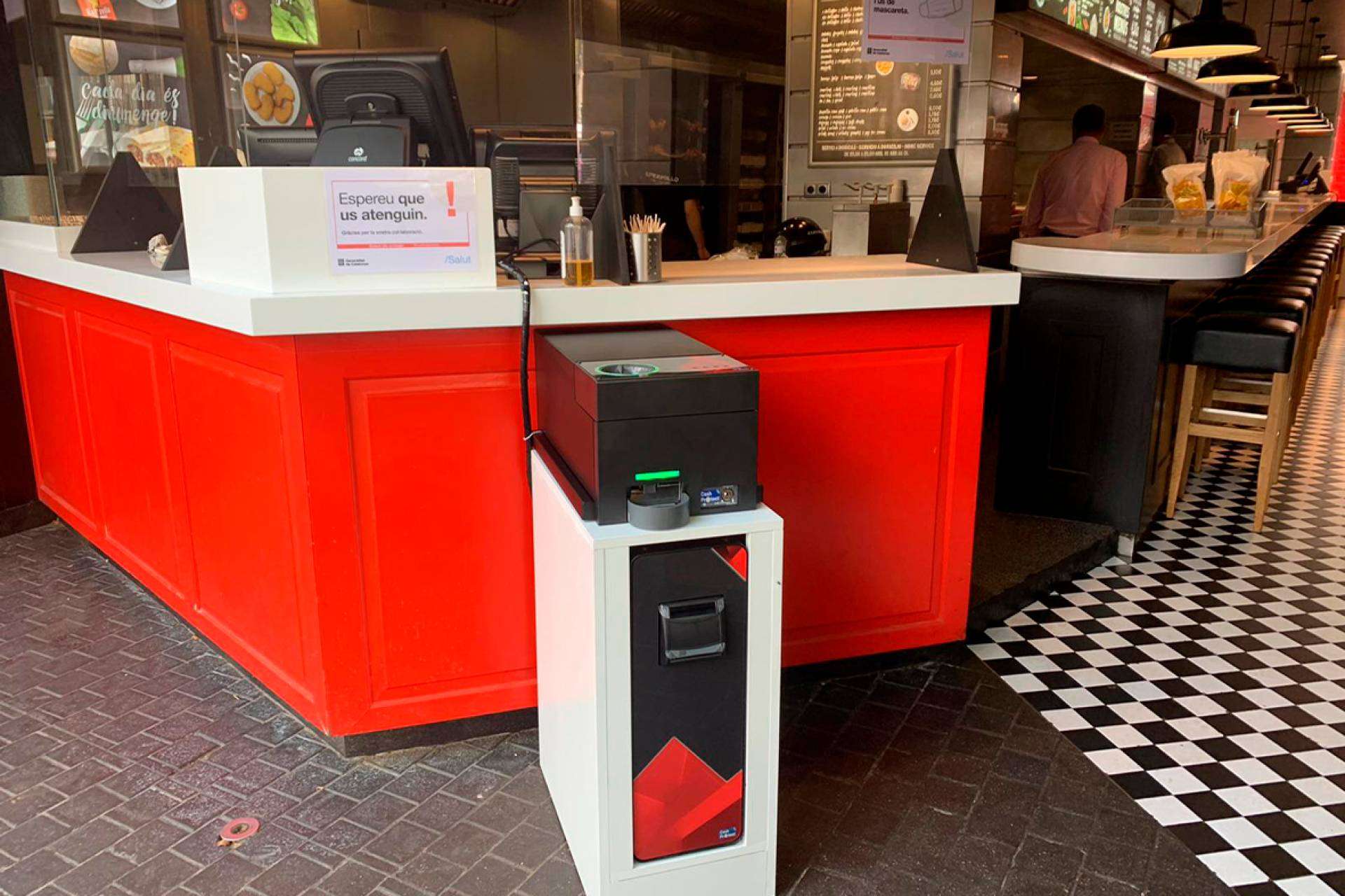 Las ventajas de incorporar una máquina de gestión de cobro en negocios con alta rotación de efectivo