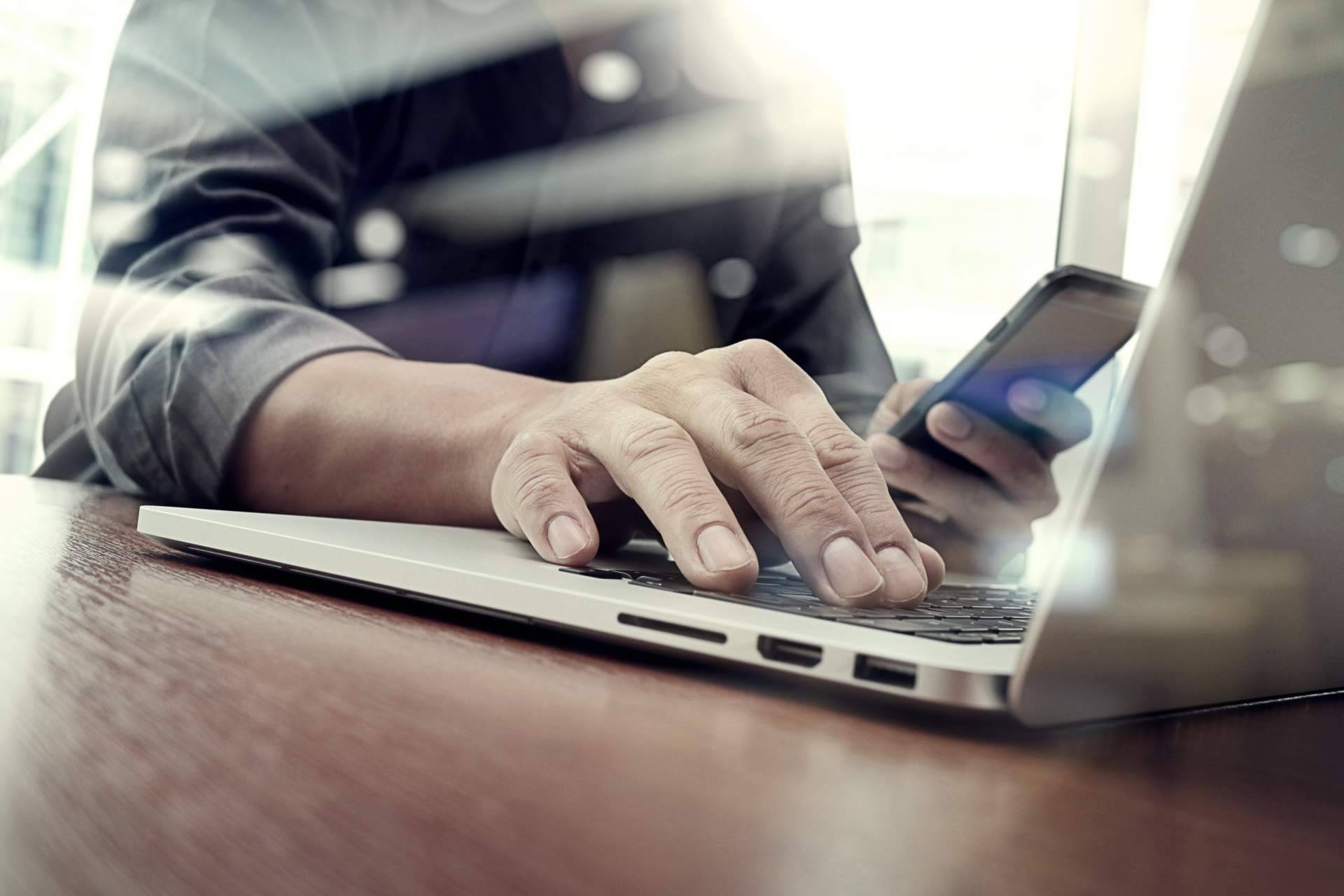 SCHOOL REPAIR PHONES lanza curso de reparación de móviles para formar técnicos profesionales en pocos meses