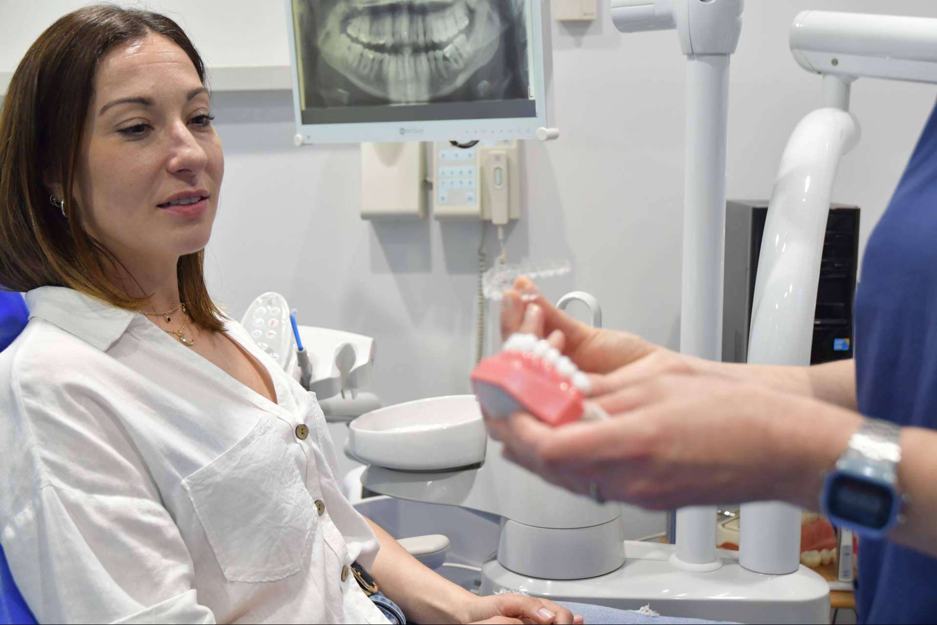 Una sonrisa brillante sin esfuerzos, por los expertos de Clínica Dental Dr. Espinosa