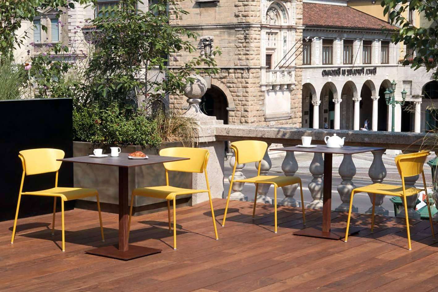 OfficeDeco amplía su catálogo de mobiliario para hostelería con opciones ideales para jardín