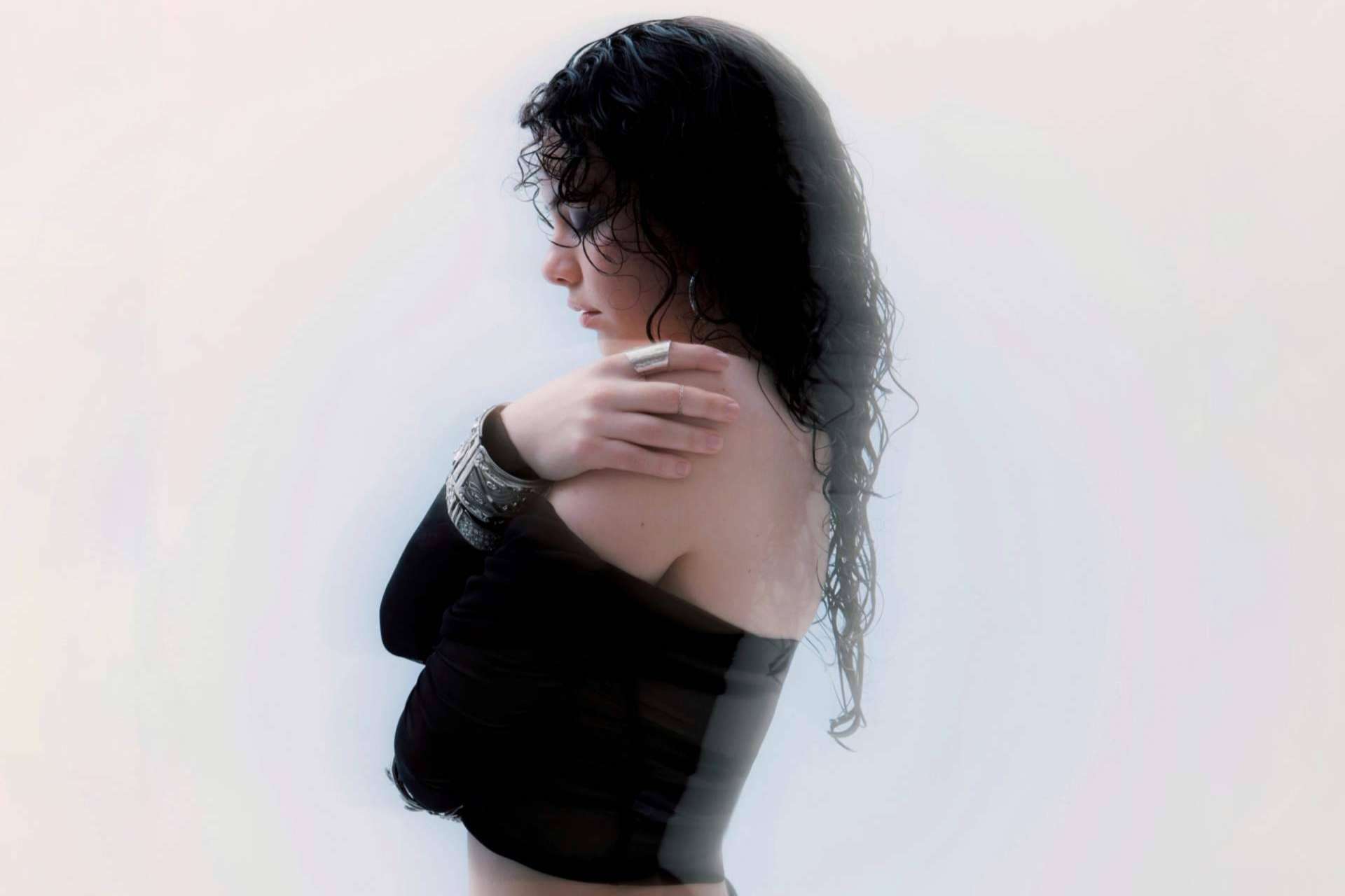 Laia Alcolea presenta su primer single 'NO ME FÍO DE MÍ' remezclado por DELAPORTE