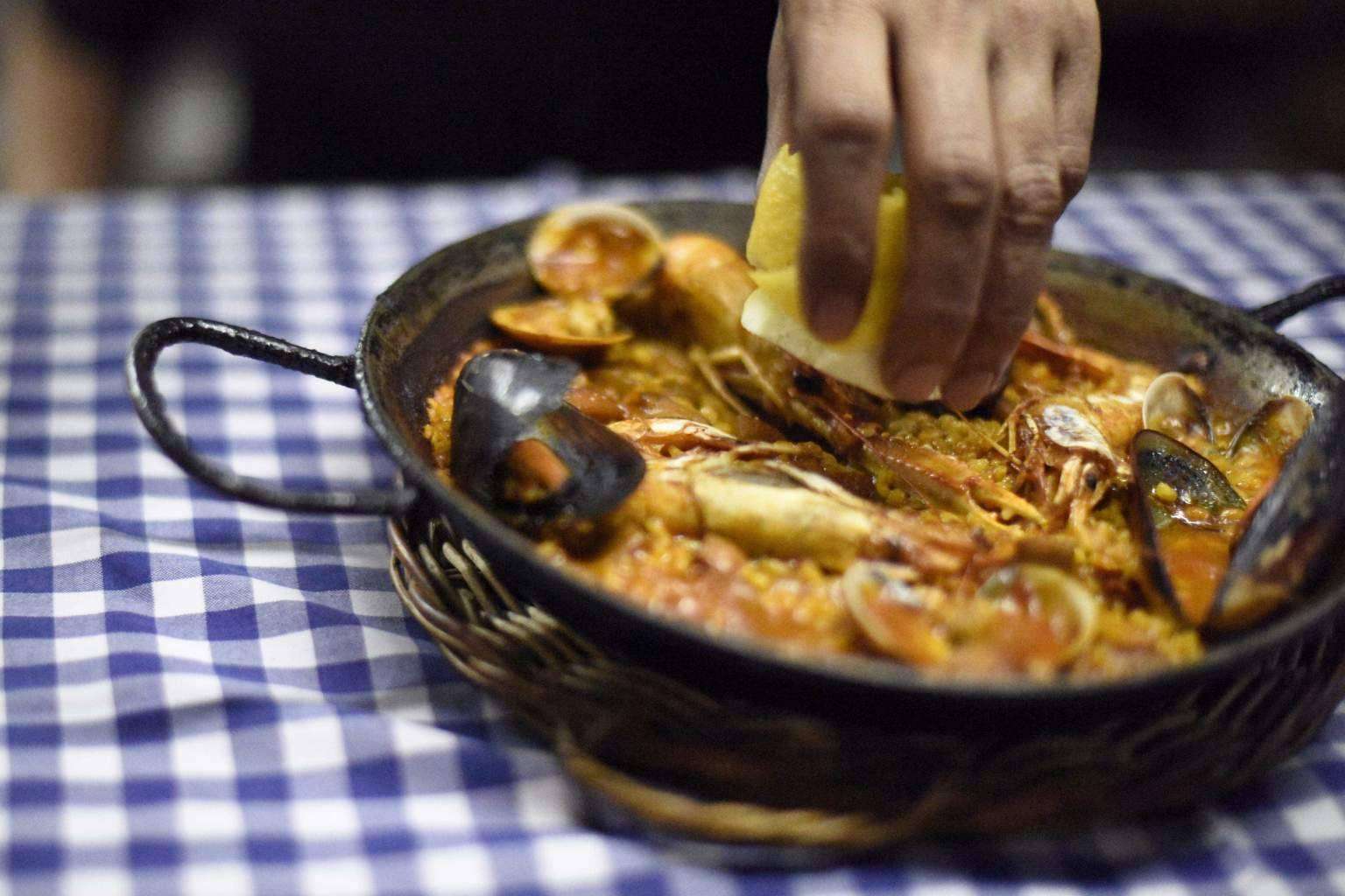 El restaurante Pasa Tapas destaca en Barcelona con su auténtica paella marinera en La Barceloneta