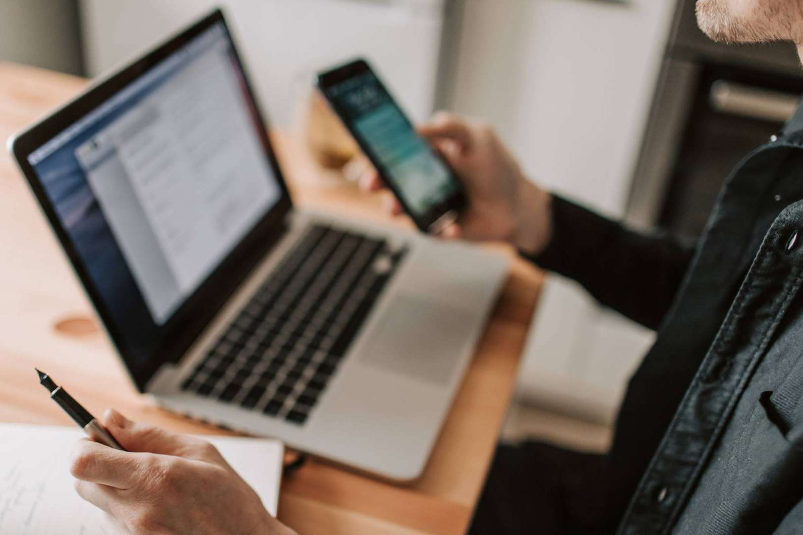Cada vez más empresas reemplazan WhatsApp en su comunicación interna ante riesgos operativos y de privacidad