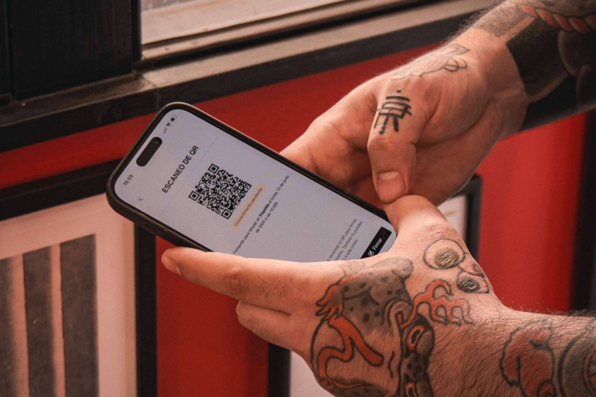 La firma de consentimientos en estudios de tattoo deja atrás el papel, Studioapp lo digitaliza todo con un QR