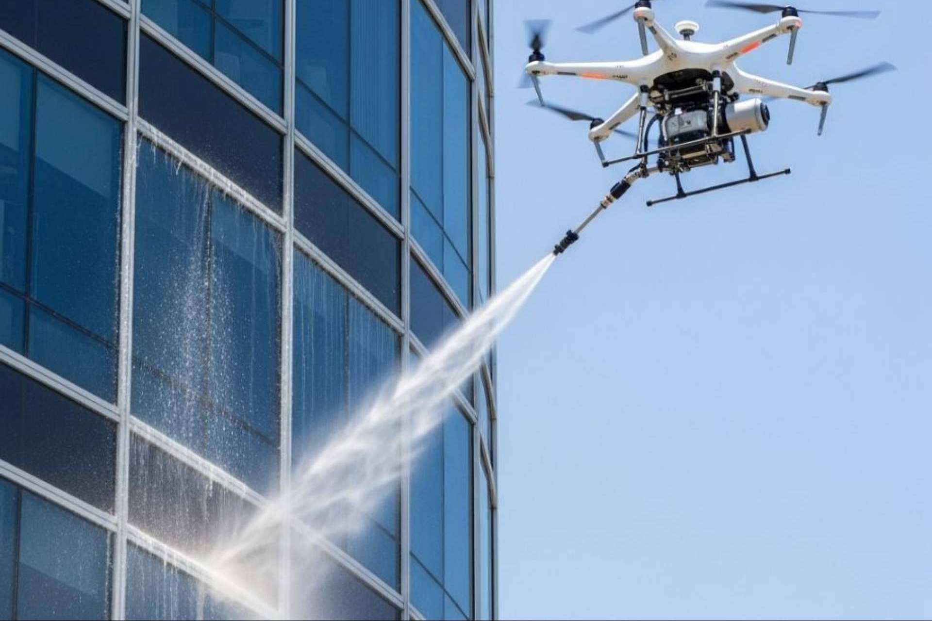 Limpieza de fachadas con drones; la innovación que redefine el mantenimiento en altura