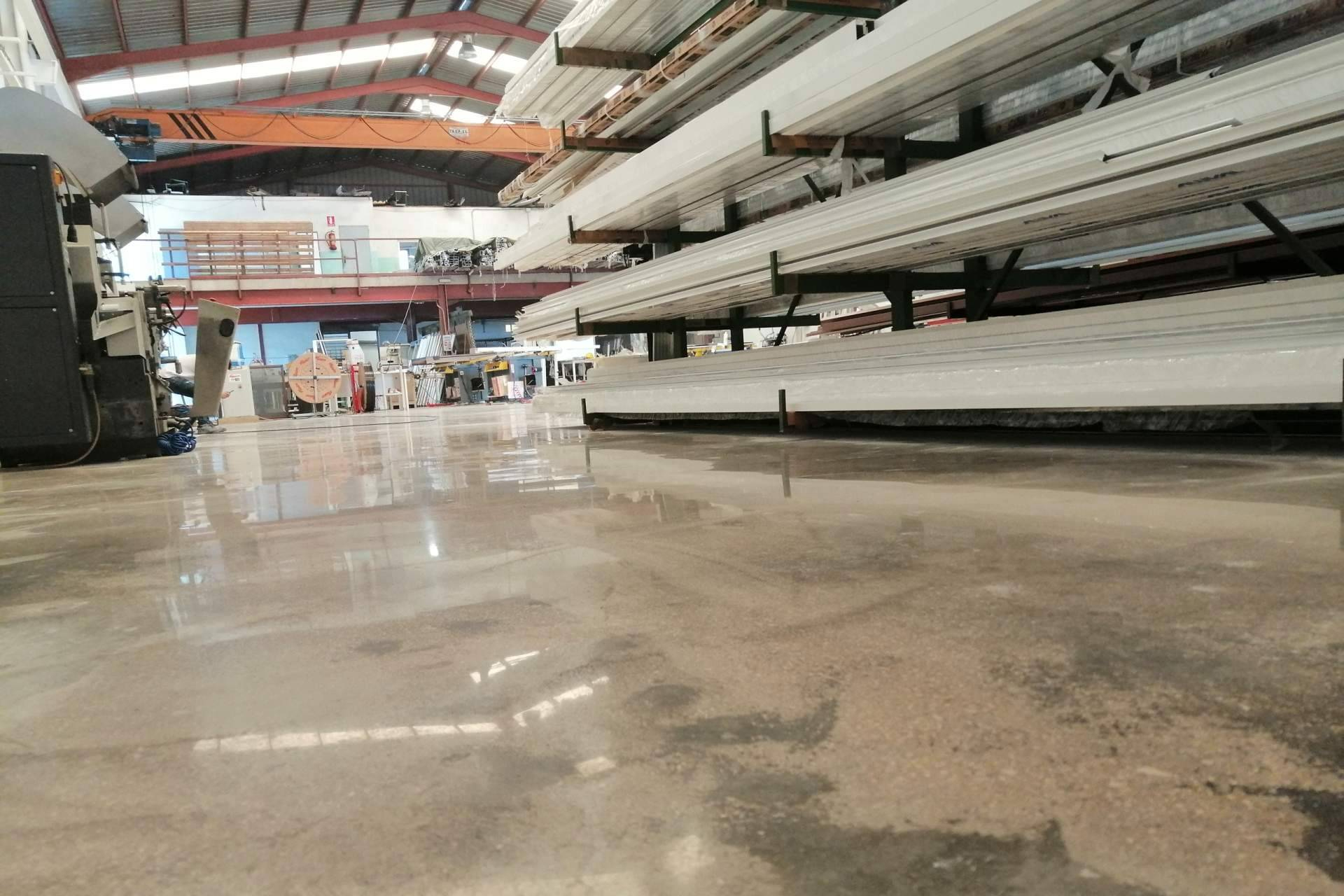 Serviarnau revoluciona el hormigón con brillo en Valencia con técnicas de micro pulido y sellado mineralizado