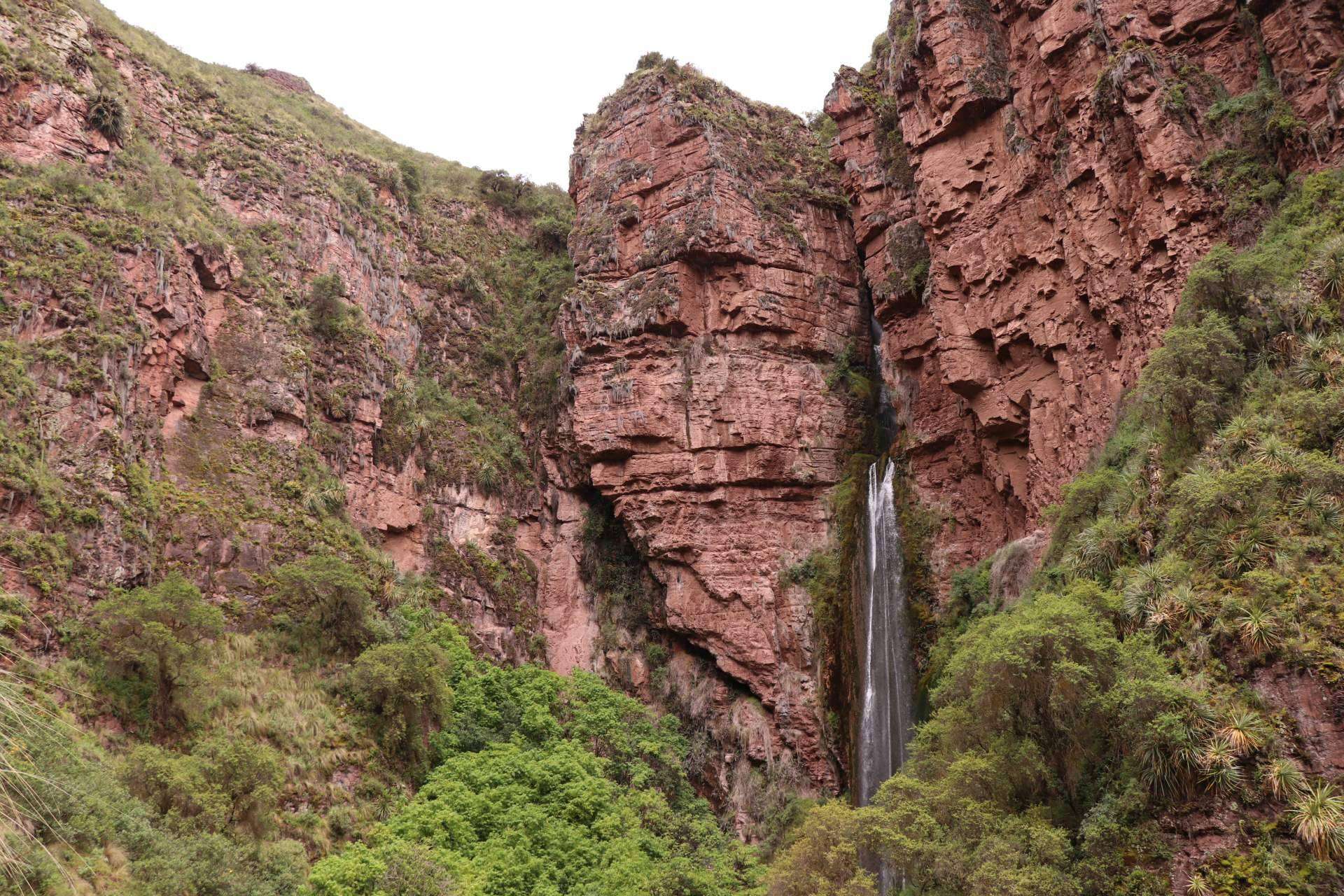 La catarata de Perolniyoc, una joya natural cerca de Cocatambo Hotel en Ollantaytambo