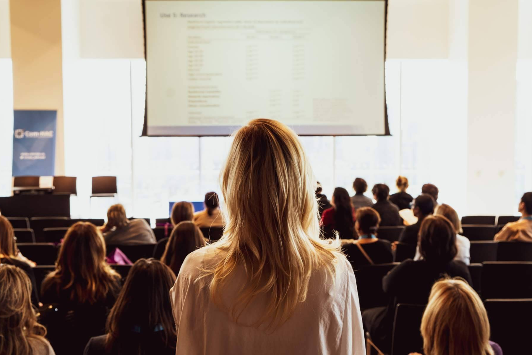 Clases de oratoria para hablar bien en público, una propuesta de formación con enfoque consciente y práctico