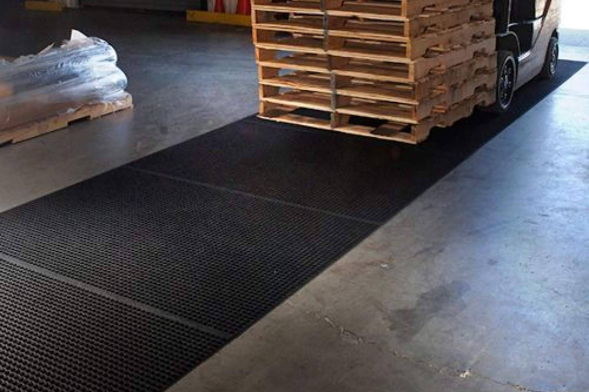 Alfombras desinfectantes para puntos críticos; higiene y protección contra barro, maderas y metales