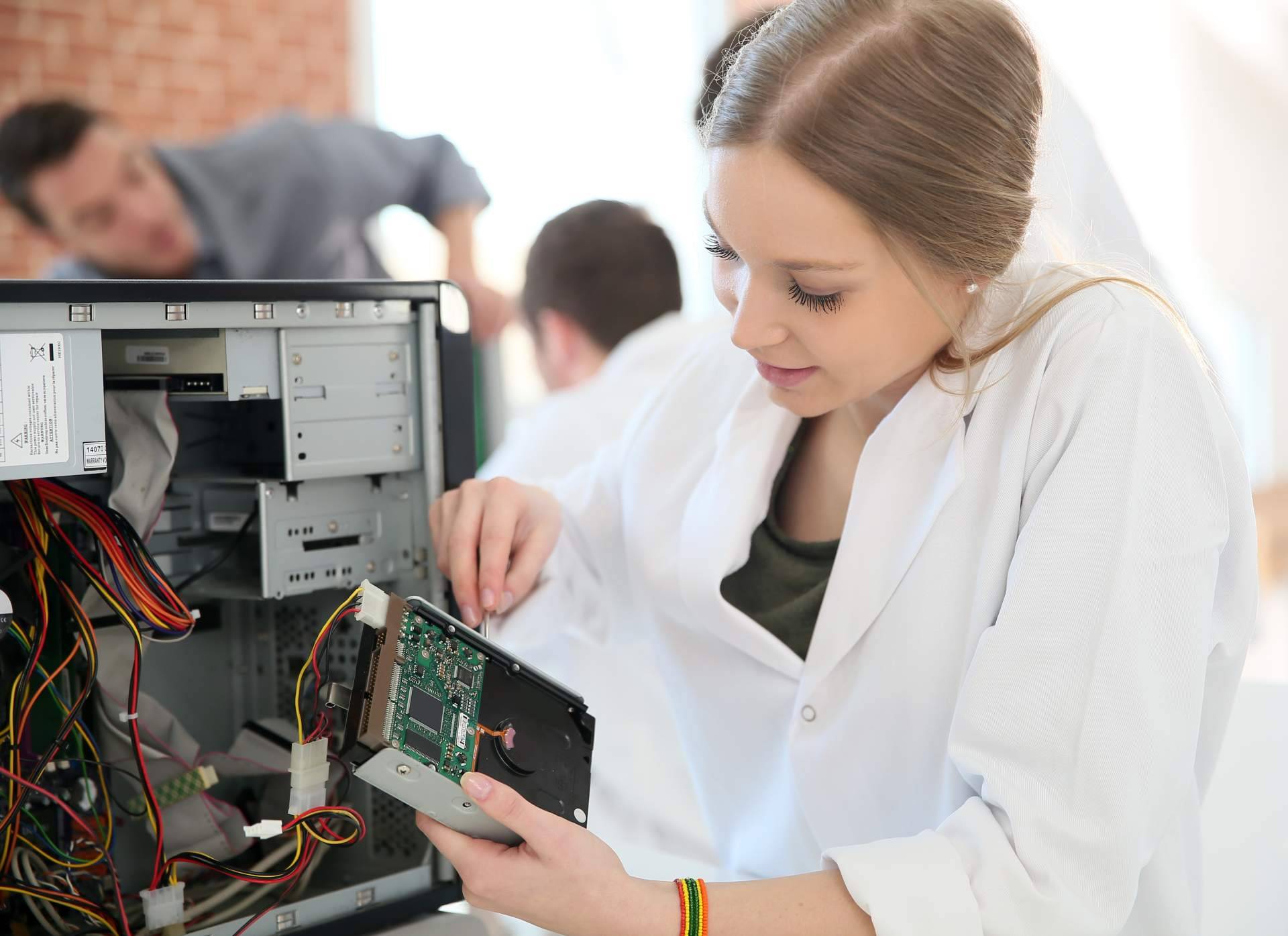 UNISEB impulsa la formación tecnológica con cuatro másteres especializados en informática