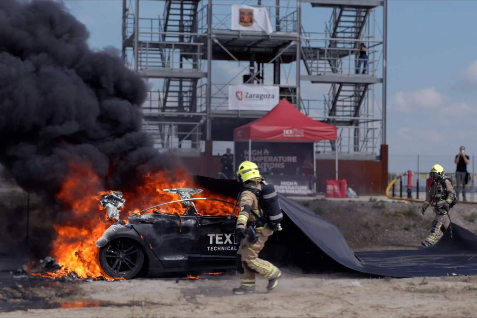 Texfire prueba sus mantas ignífugas en un test real con un coche eléctrico equipado con baterías de litio