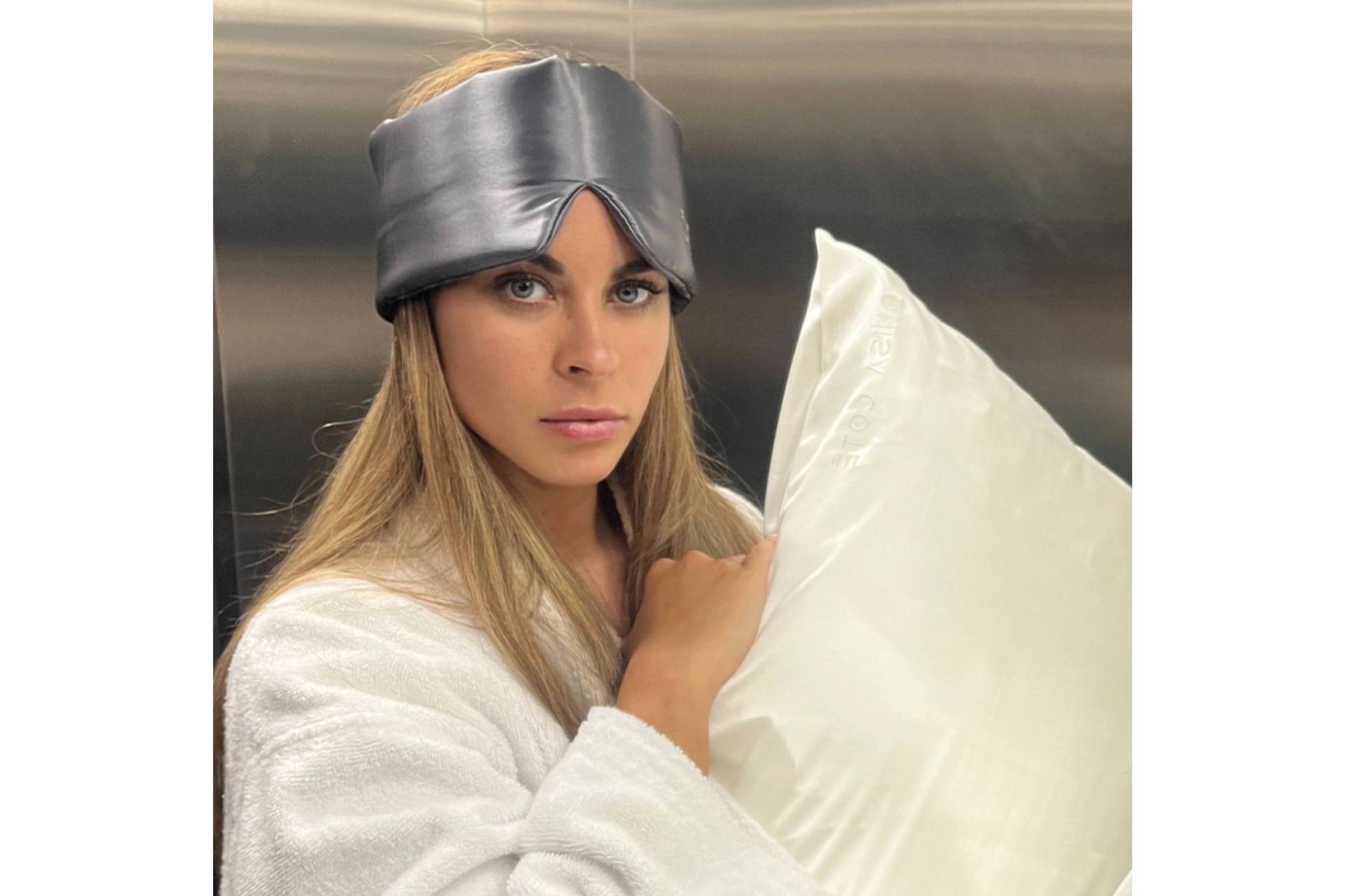 Onisa Coté presenta accesorios de seda natural para piel y cabello con calidad certificada y 60 noches de prueba