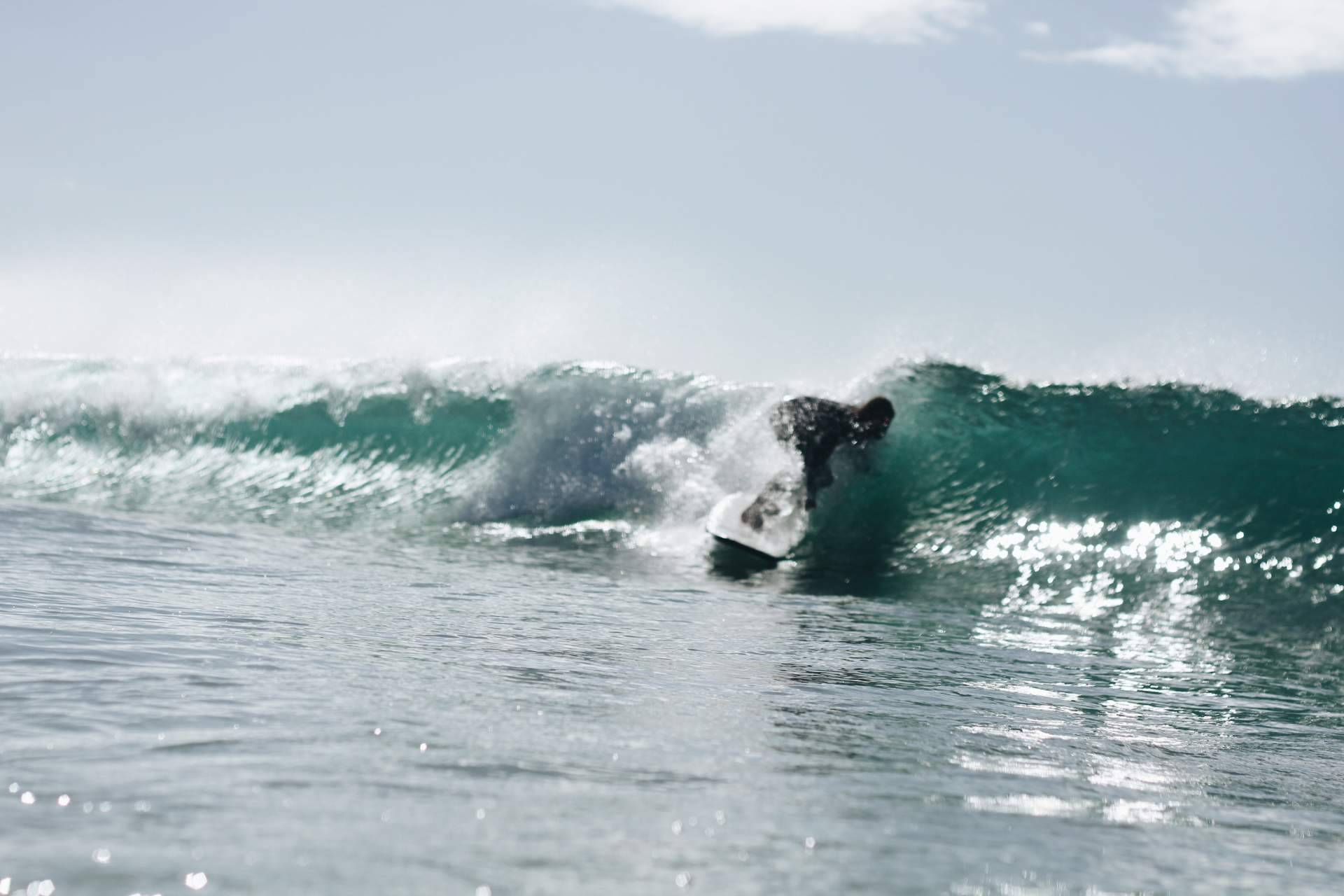 Fly selecciona las mejores playas para aprender a surfear en otoño en la costa española