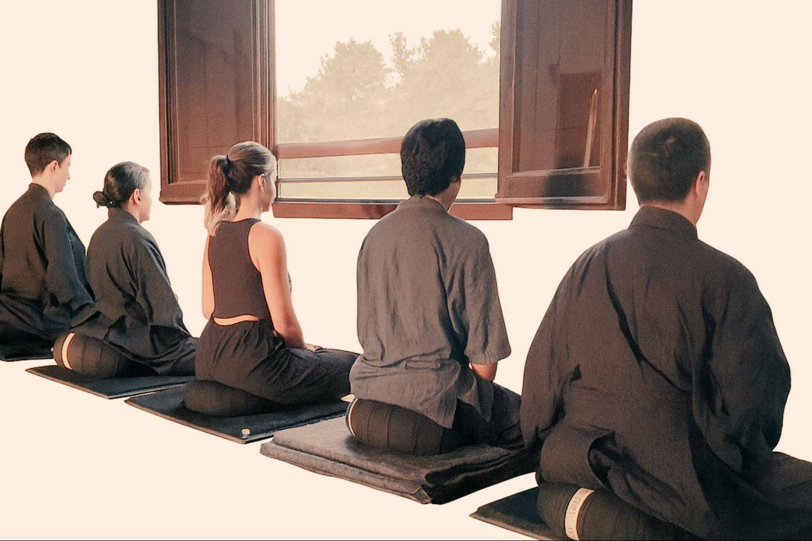 Ventajas de unir la meditación en grupo con retiros presenciales y encuentros online