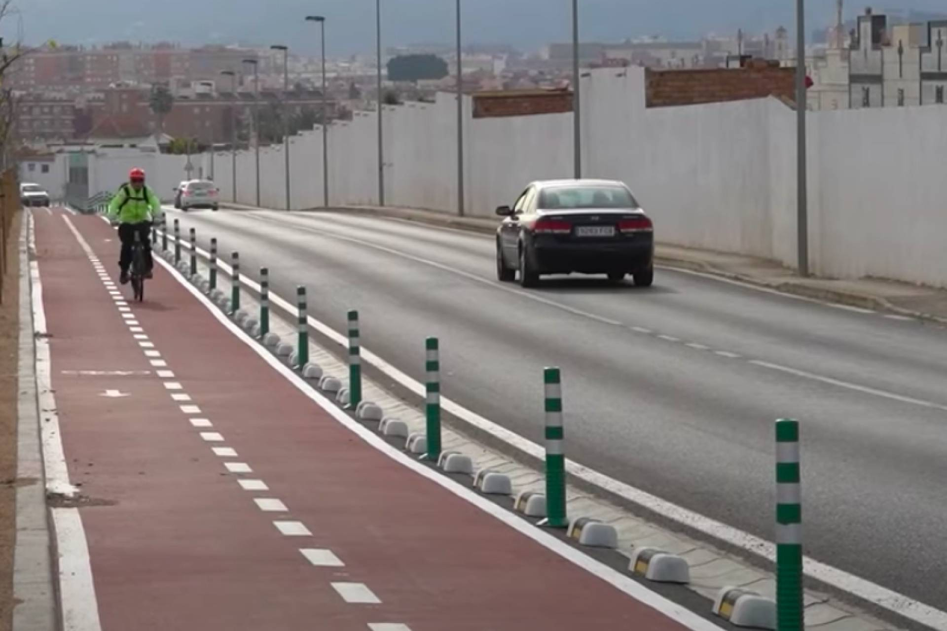 El separador de carril bici fotoluminiscente de Abadecom Urban impulsa la movilidad sostenible en España