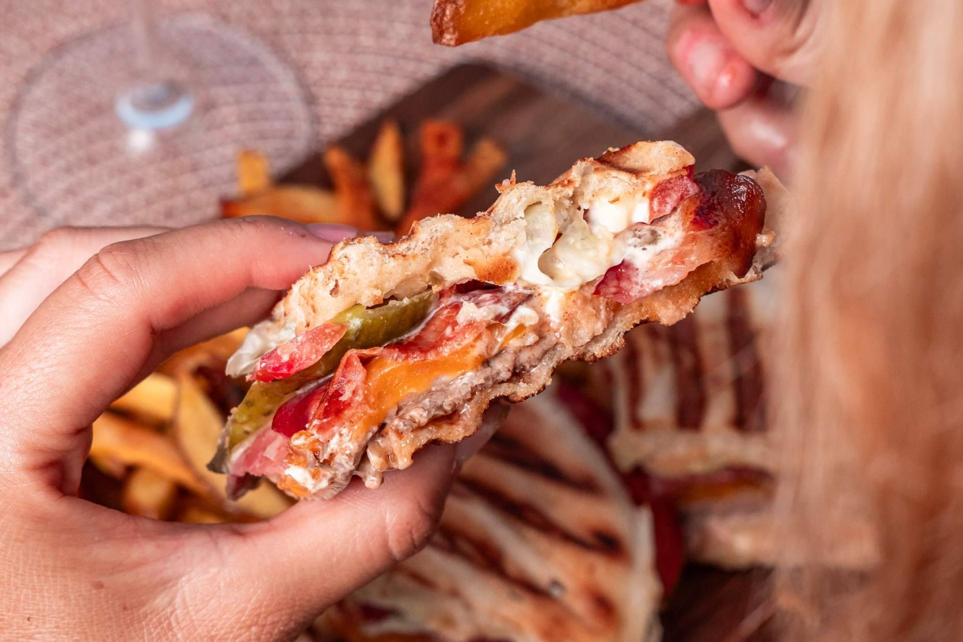 El campero de Málaga, en versión renovada, la propuesta gastronómica de Casaamigos Playa junto al mar