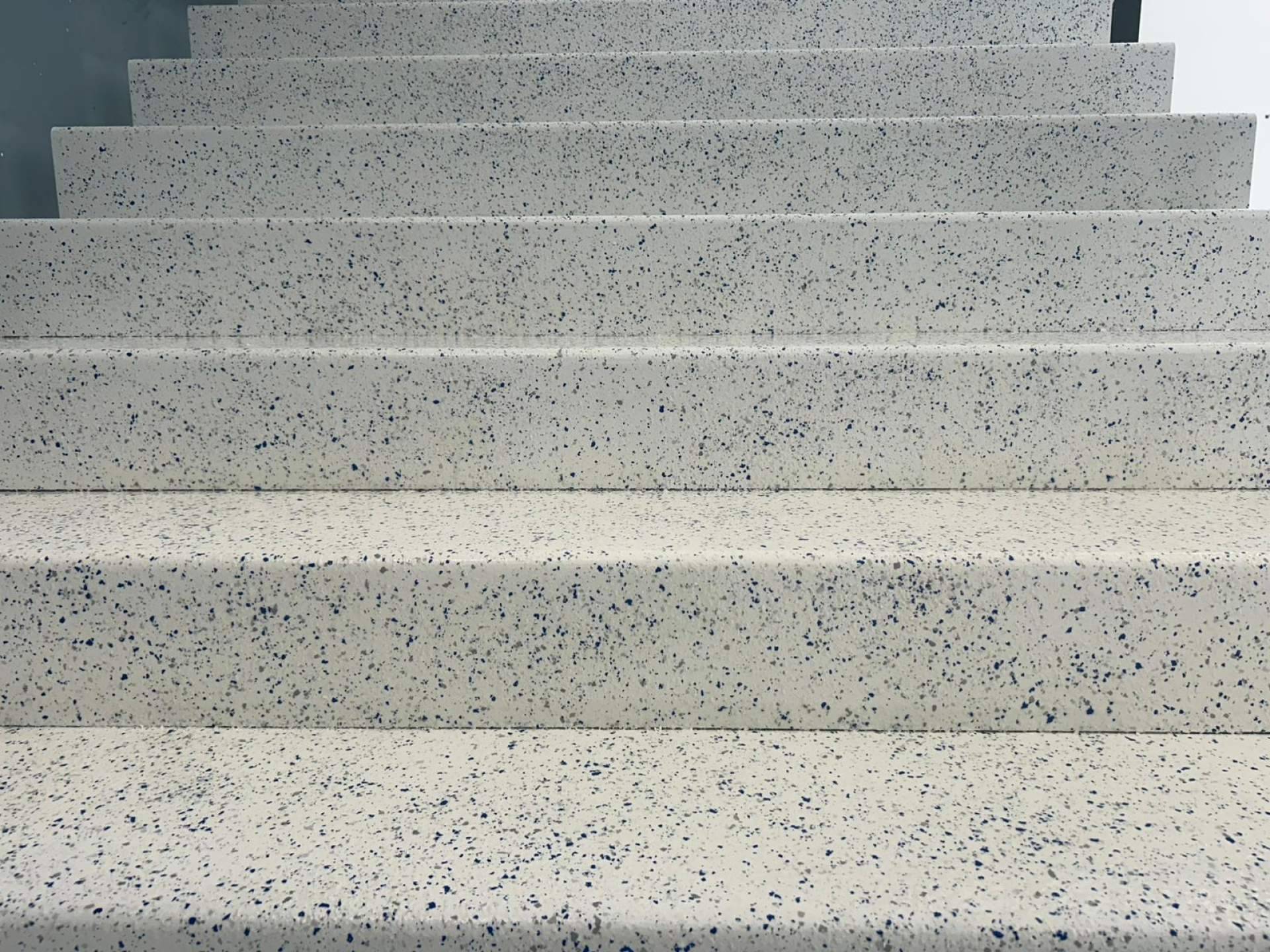 Soluciones de pavimentación técnica para entornos industriales, comerciales y decorativos