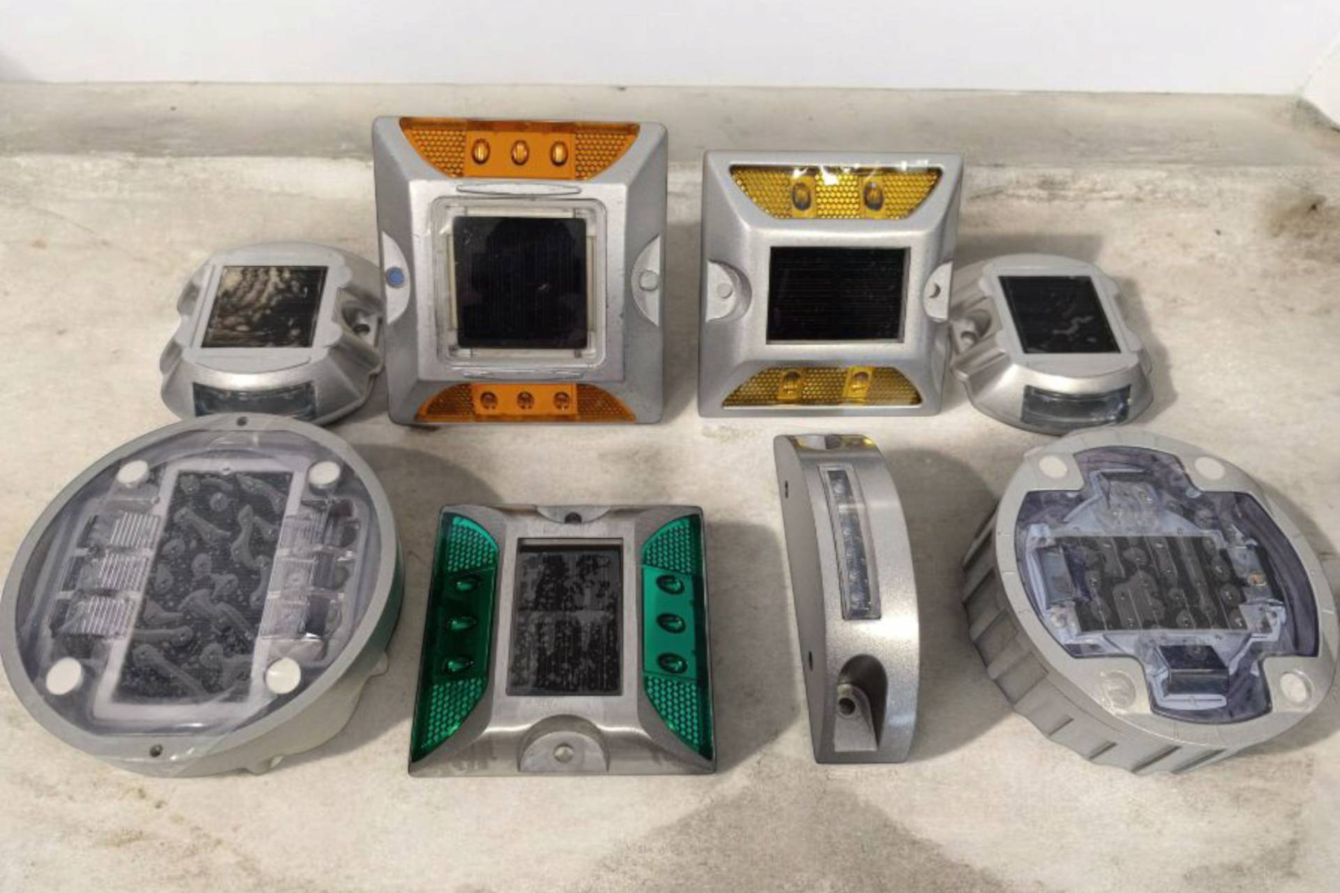 Abadecom Urban impulsa la seguridad vial con captafaros solares LED de bajo consumo y alta durabilidad