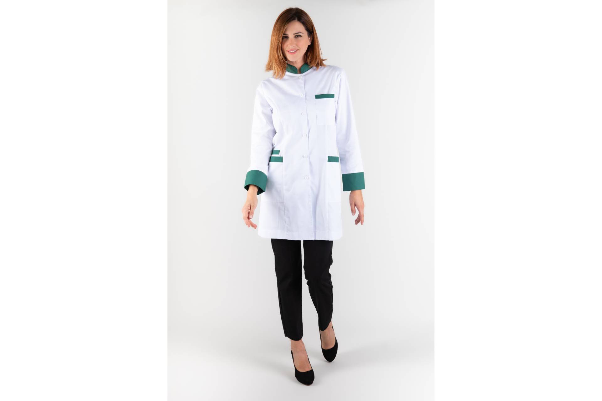 Bata de laboratorio mujer Fabricada en España; tejido resistente y silueta estilizada