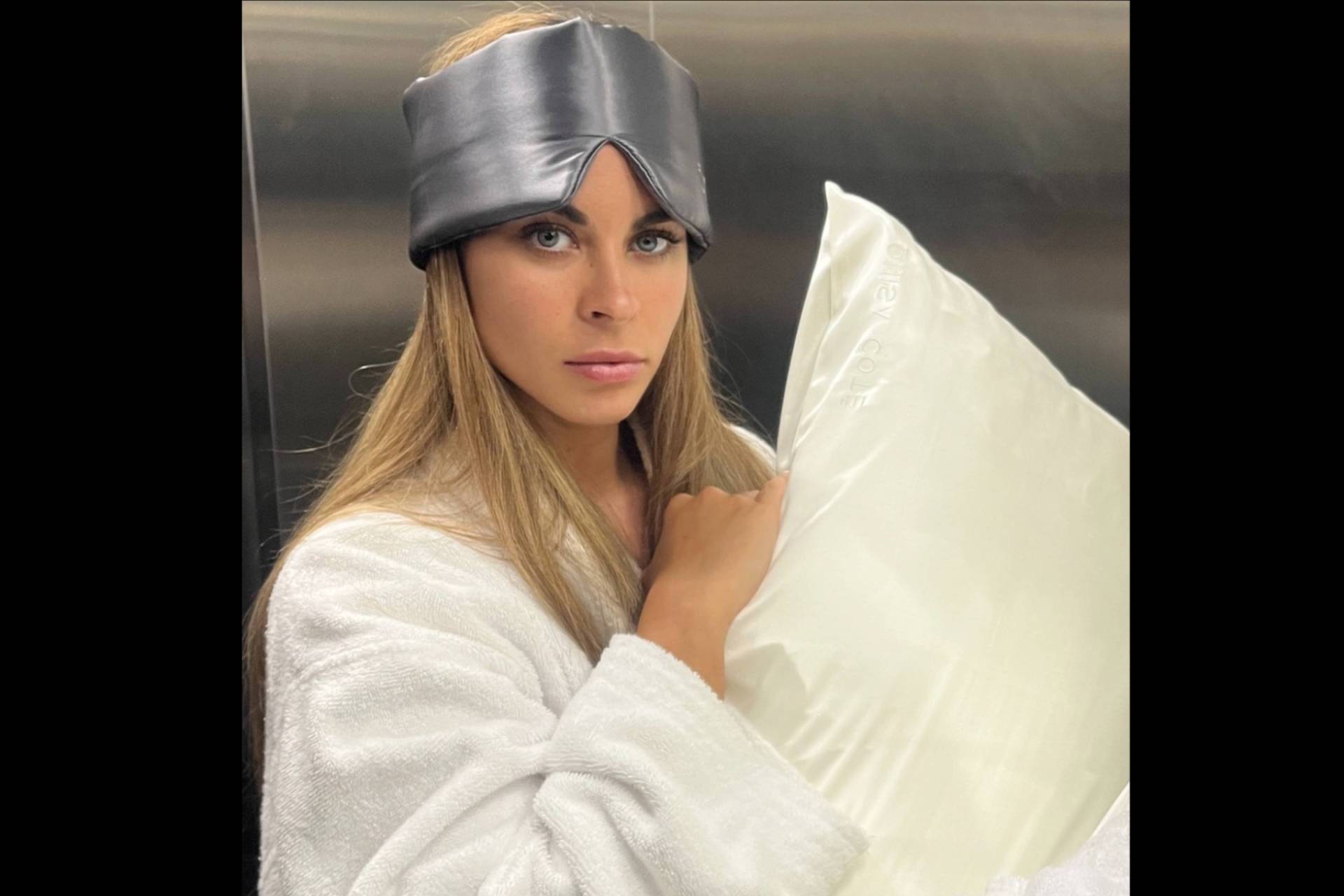 Regala seda; fundas de almohada, antifaces y coleteros que cuidan la piel y el cabello