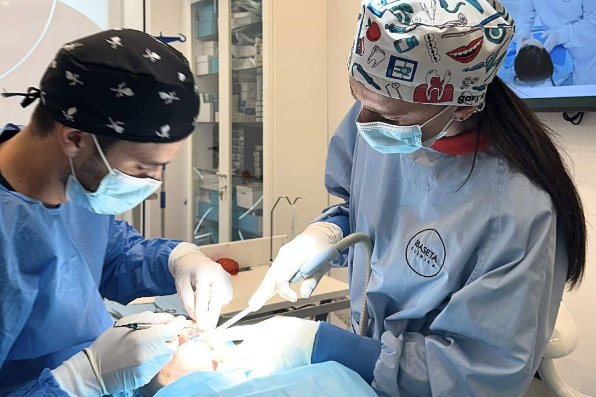 Volver a comer, volver a sonreír sin dolor; implantes subperiósticos en Clínica Ibaseta