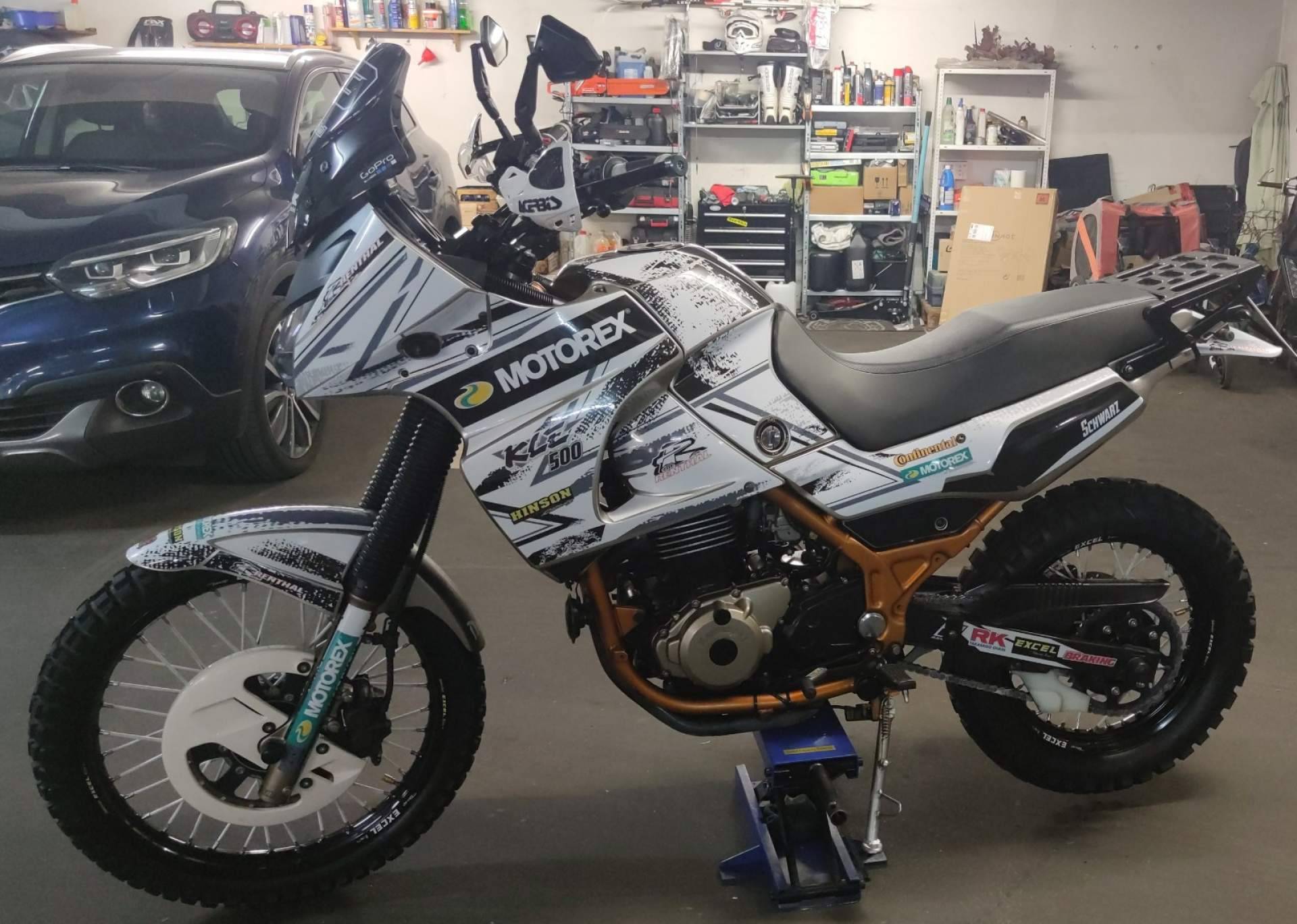 ADHESIVOSEMBARRADOS destaca por sus kit de adhesivos personalizados en el mundo del motor