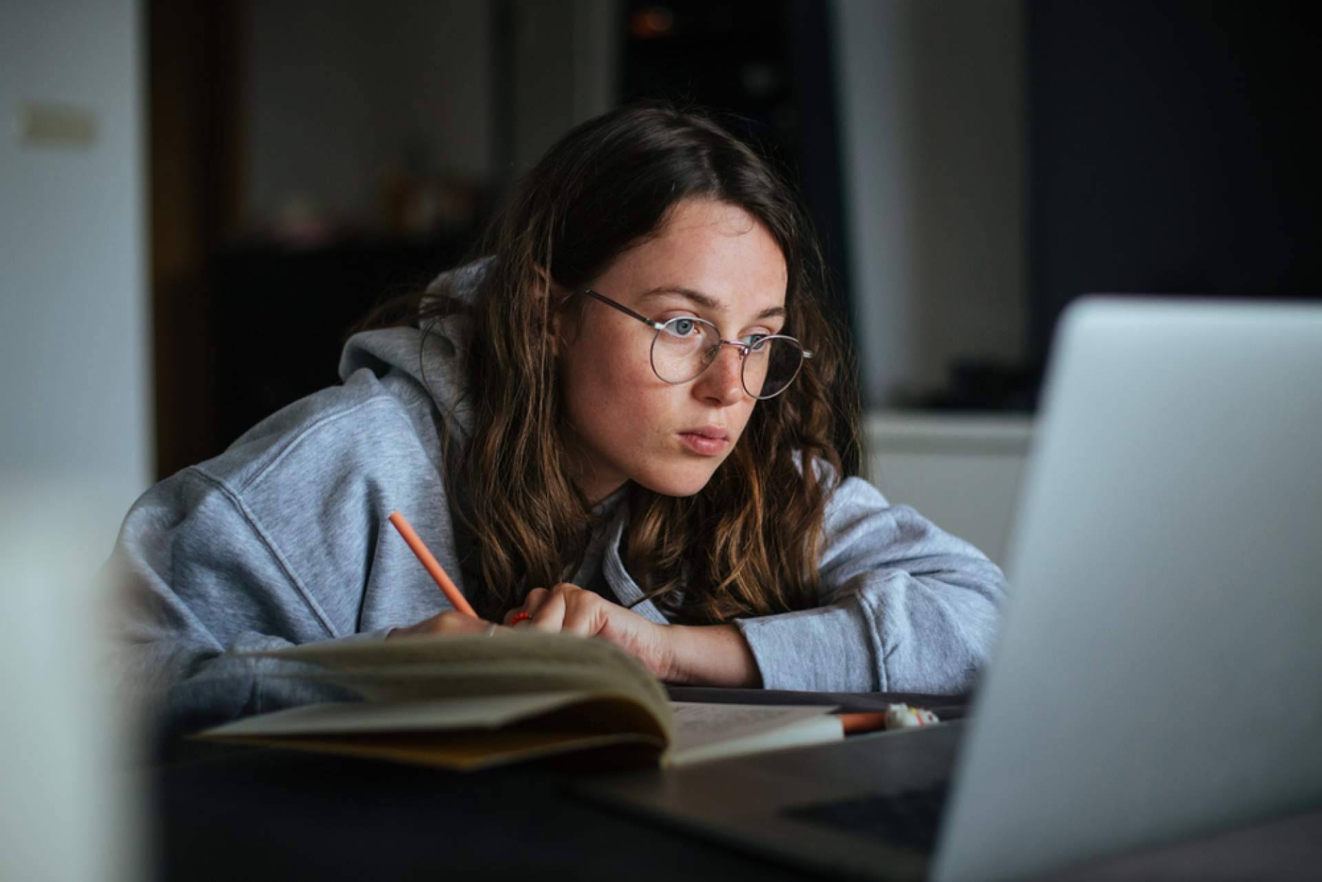 Estudiantes y tutores conectan en ApruebaTodo a través de una plataforma colaborativa online
