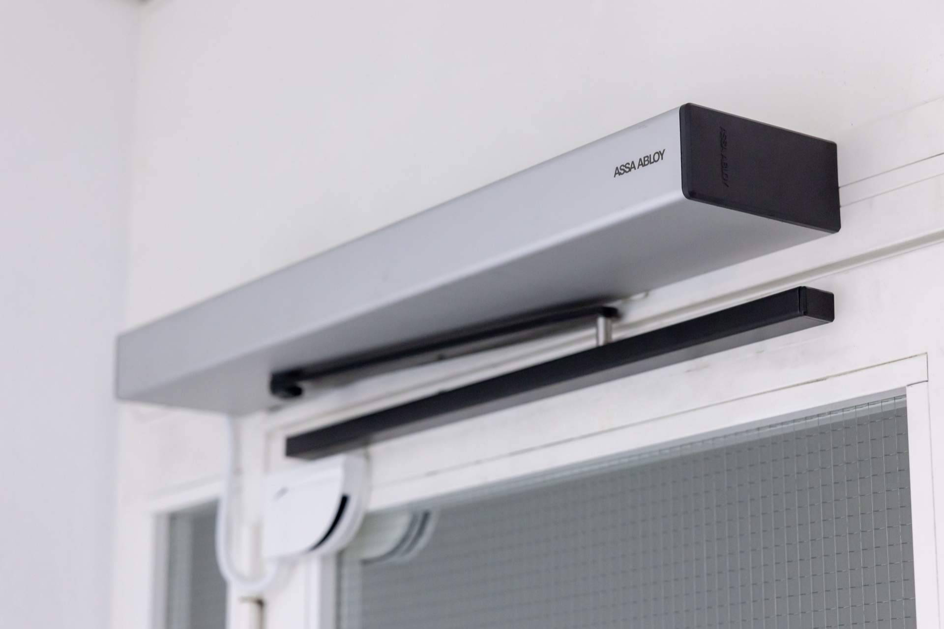 ASSA ABLOY optimiza la accesibilidad con puertas batientes automáticas de alto rendimiento