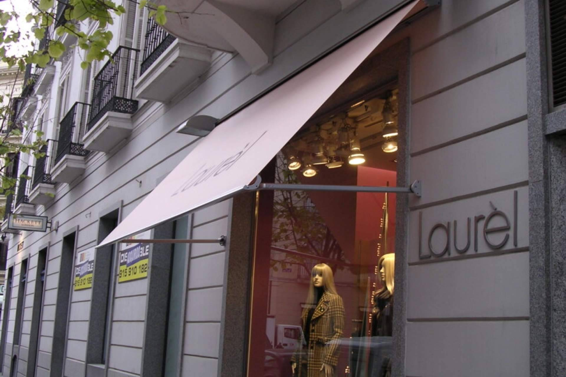 La protección solar en tiendas de ropa mejora el confort térmico y protege los tejidos de la decoloración