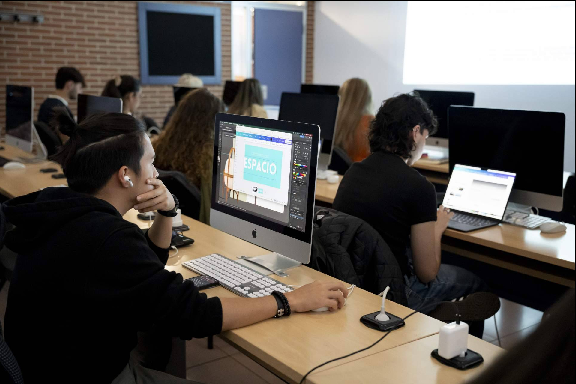 ¿Amenaza u oportunidad? La IA se convierte en aliada del diseño gráfico en la formación universitaria