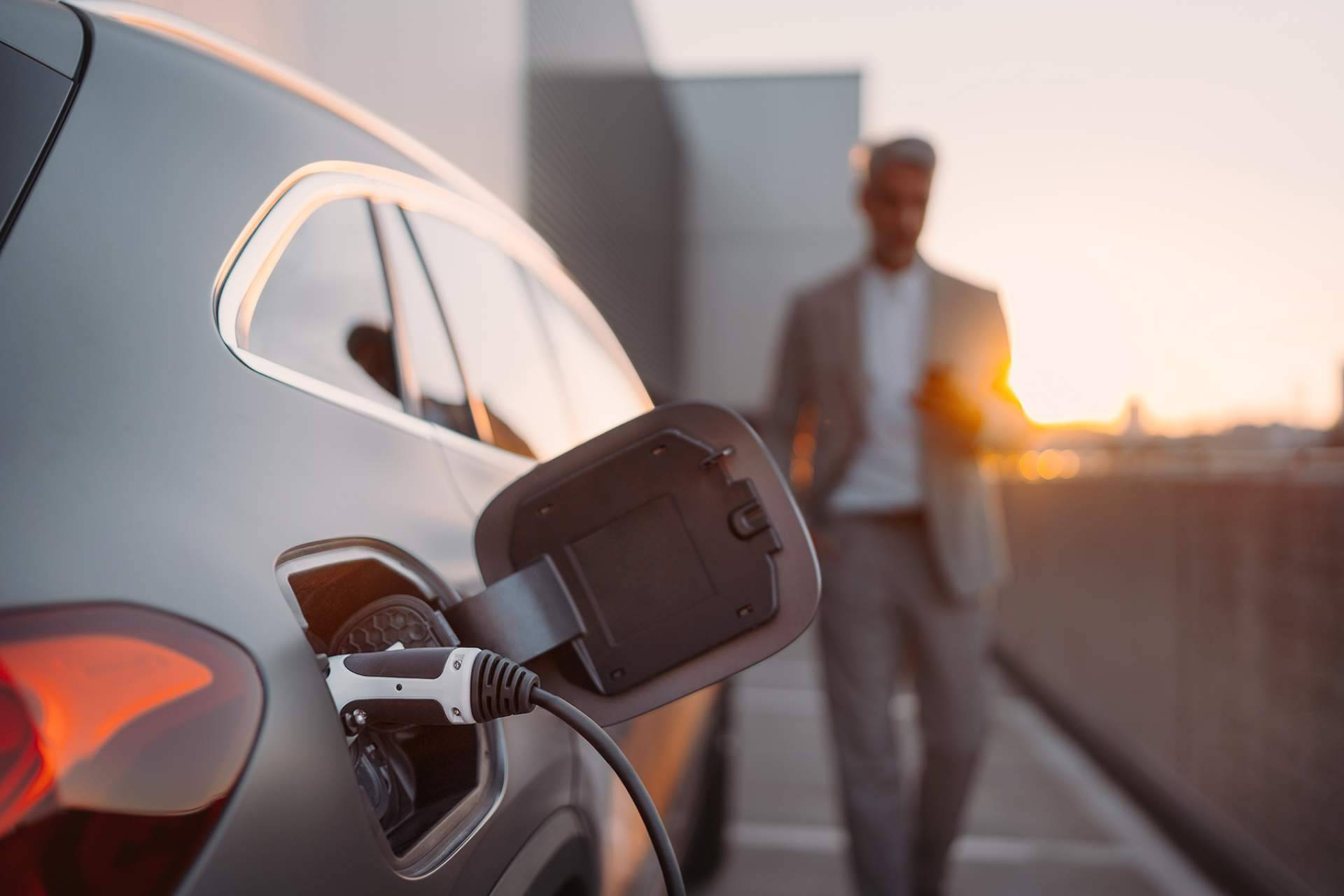 El Seguro de Coche para eléctricos e híbridos enchufables de Línea Directa, entre los mejor valorados